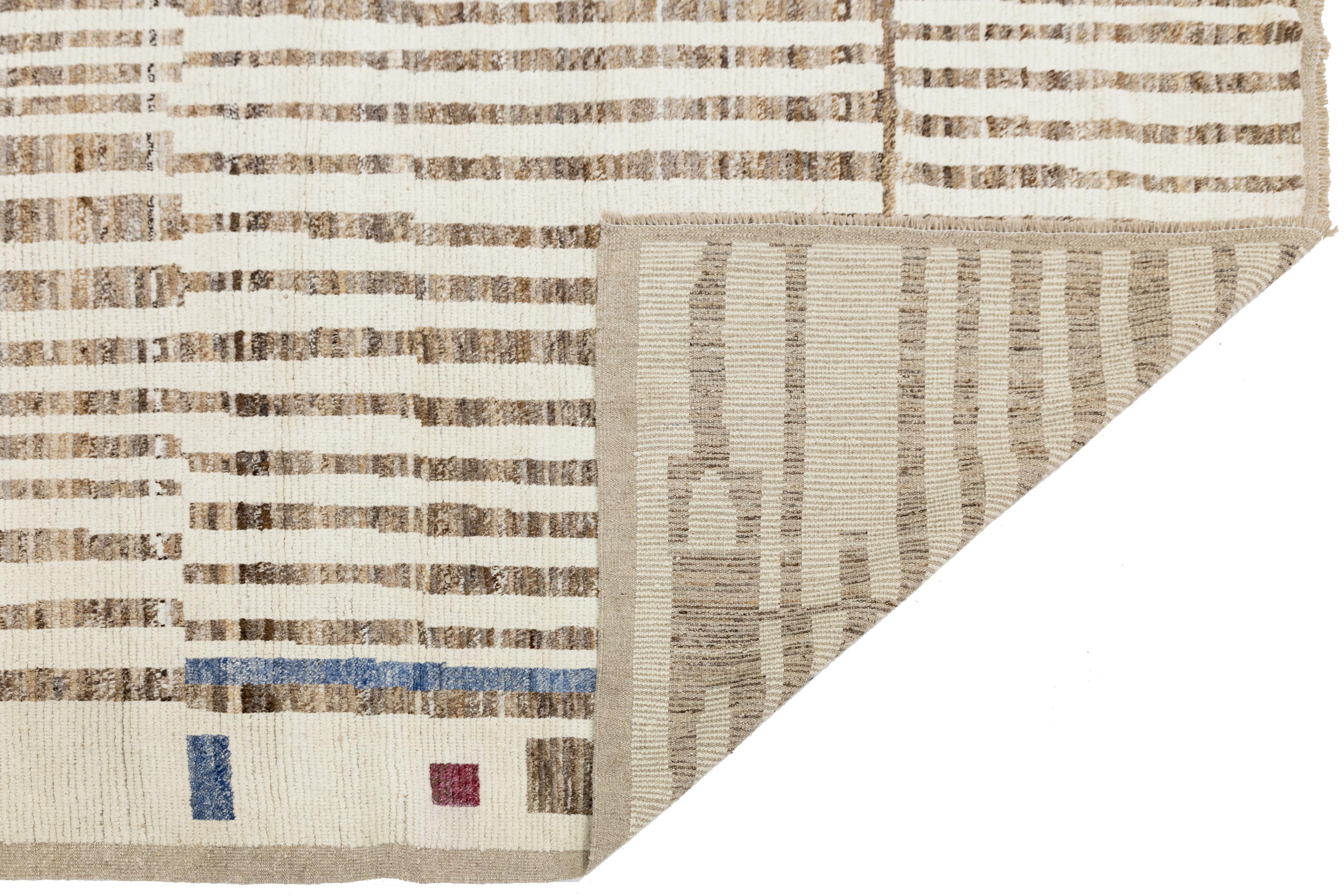 Beige Modern Moroccan Style Handmade Wool Rug with Abstract Stripe Design im Zustand „Neu“ im Angebot in Norwalk, CT