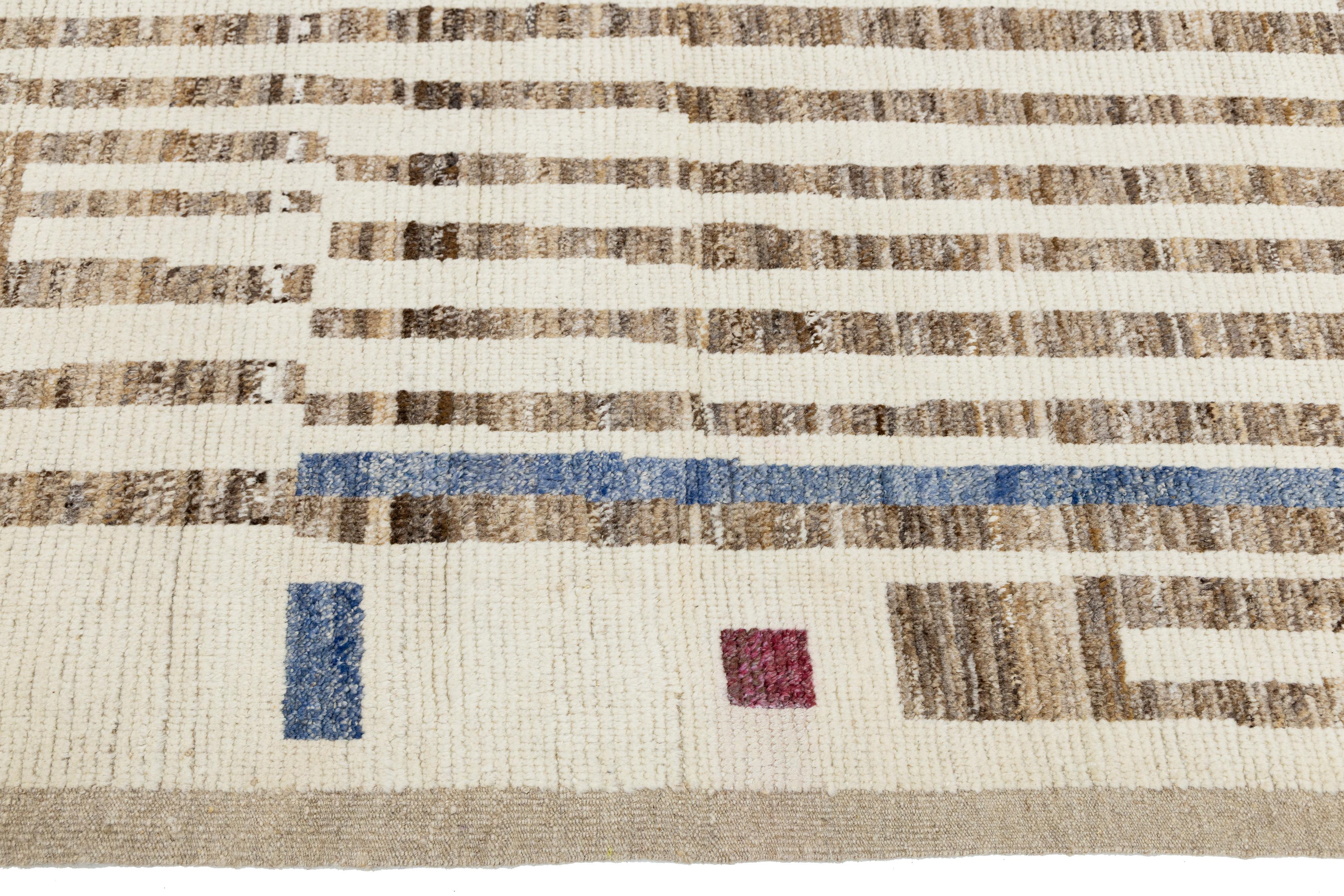 Beige Modern Moroccan Style Handmade Wool Rug with Abstract Stripe Design (21. Jahrhundert und zeitgenössisch) im Angebot