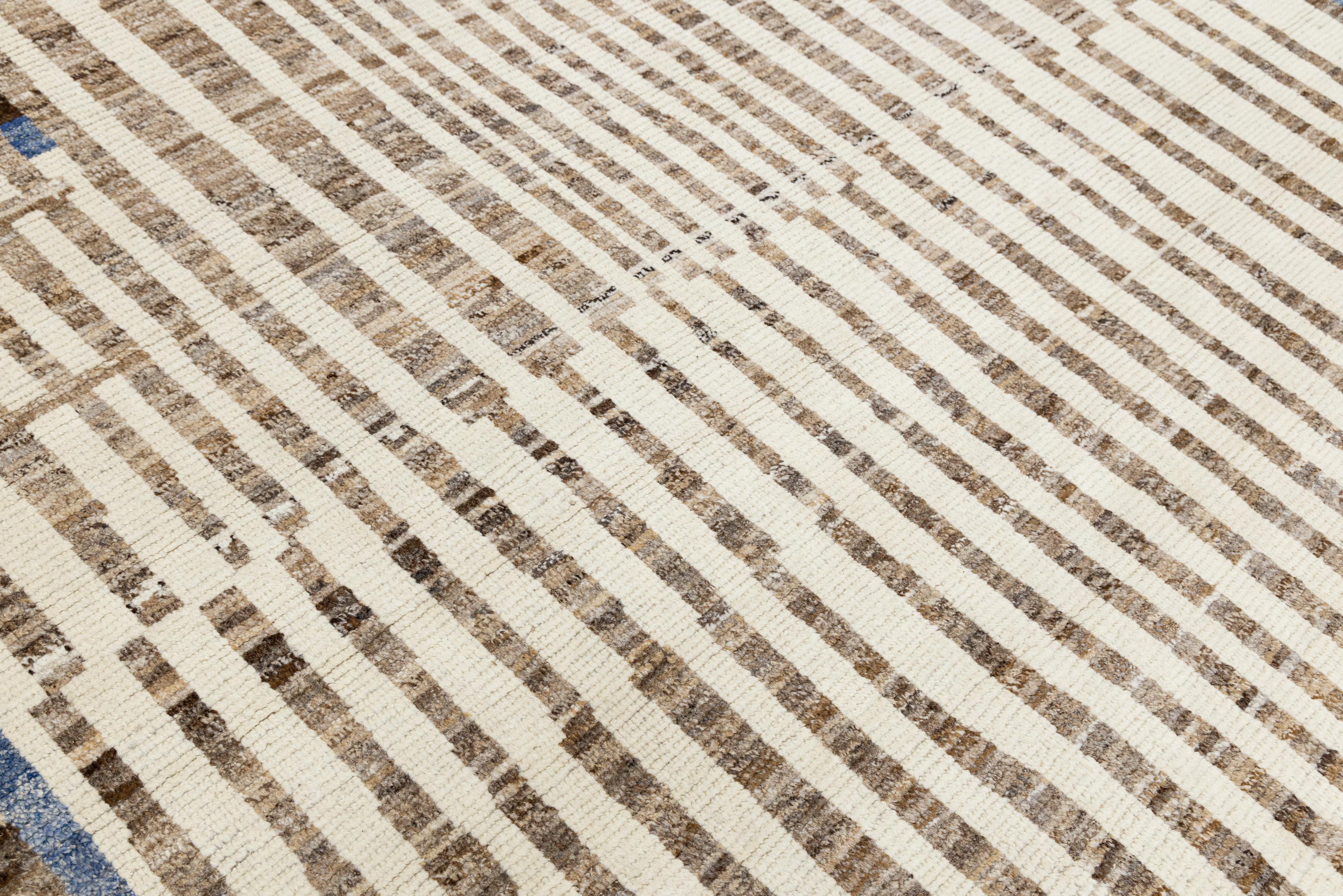 Beige Modern Moroccan Style Handmade Wool Rug with Abstract Stripe Design (Wolle) im Angebot