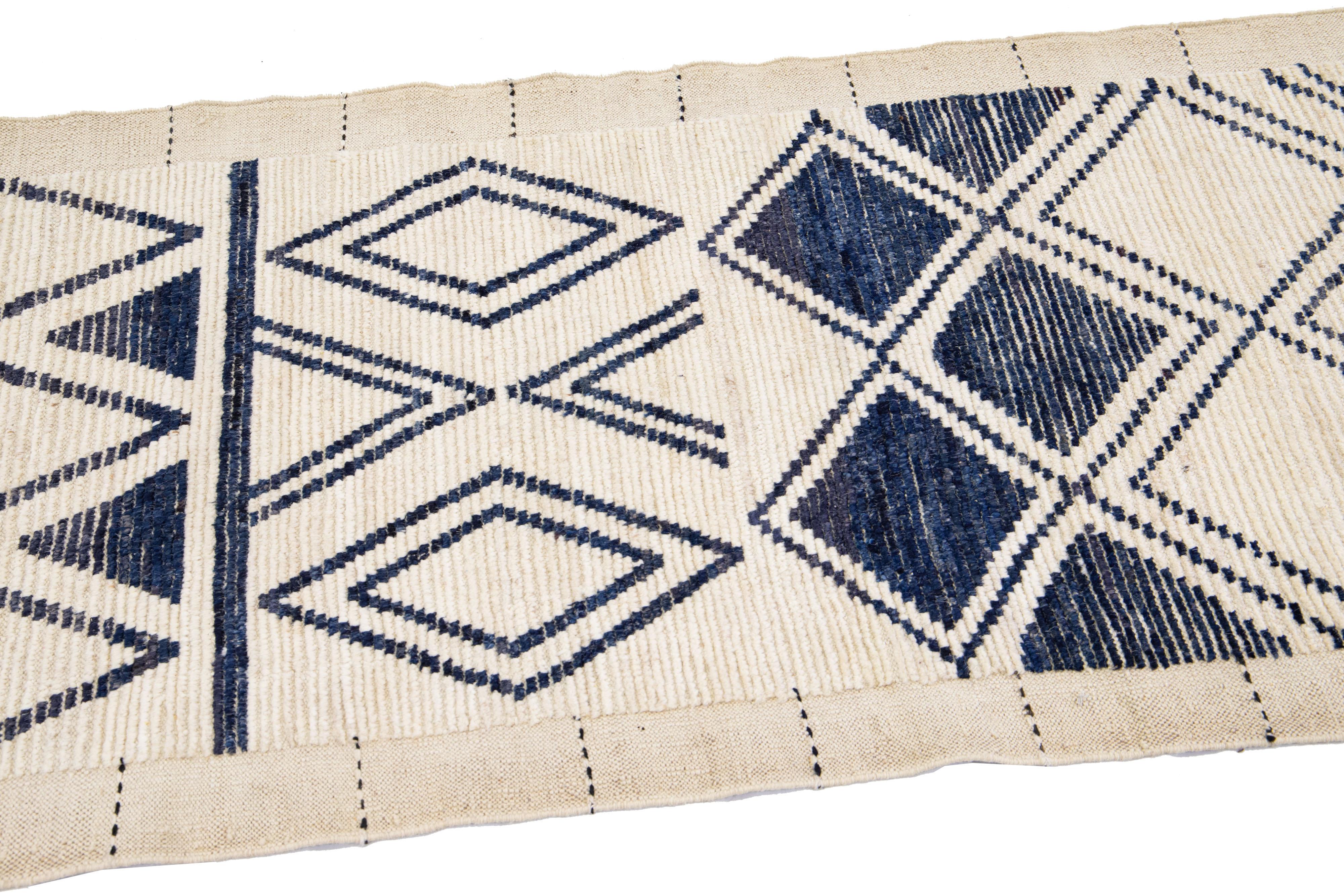 Noué à la main Tapis de couloir moderne marocain en laine beige fait à la main avec motif tribal en vente