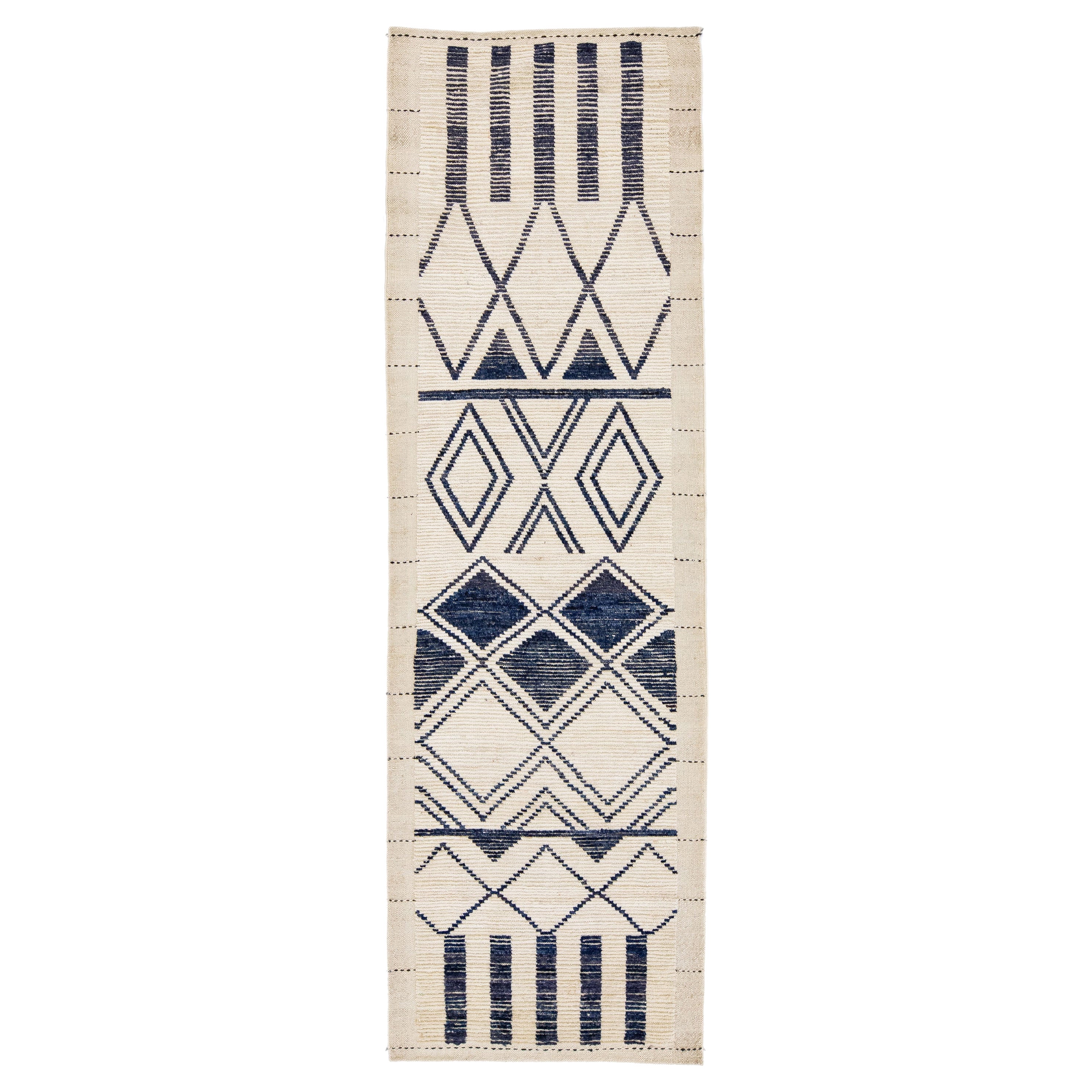 Moderner handgefertigter Woll-Läufer im marokkanischen Stil in Beige mit Stammesmotiv
