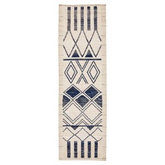Moderner handgefertigter Woll-Läufer im marokkanischen Stil in Beige mit Stammesmotiv