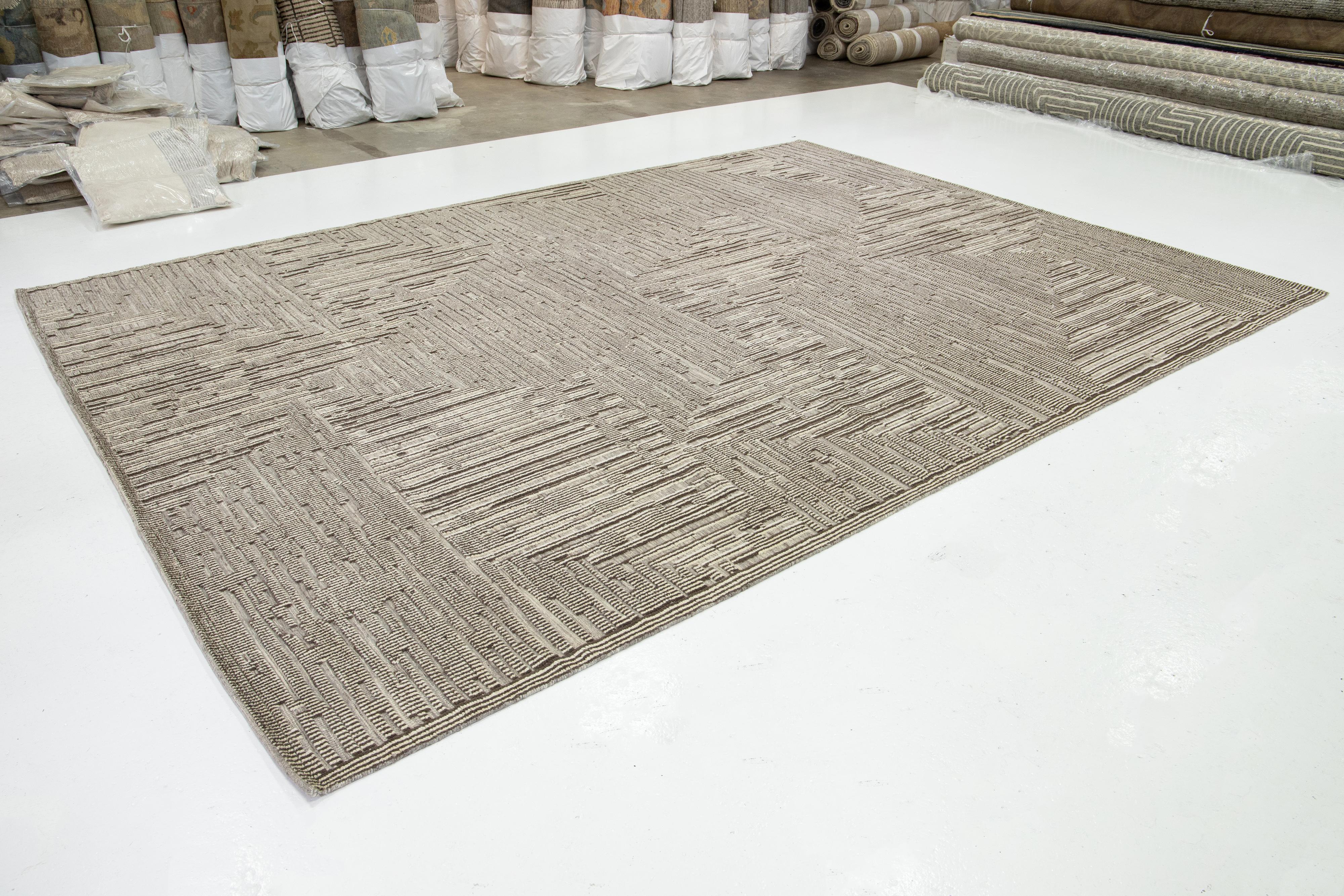 Moderner Wollteppich im marokkanischen Stil in Beige mit abstraktem Design von Apadana (Indisch) im Angebot