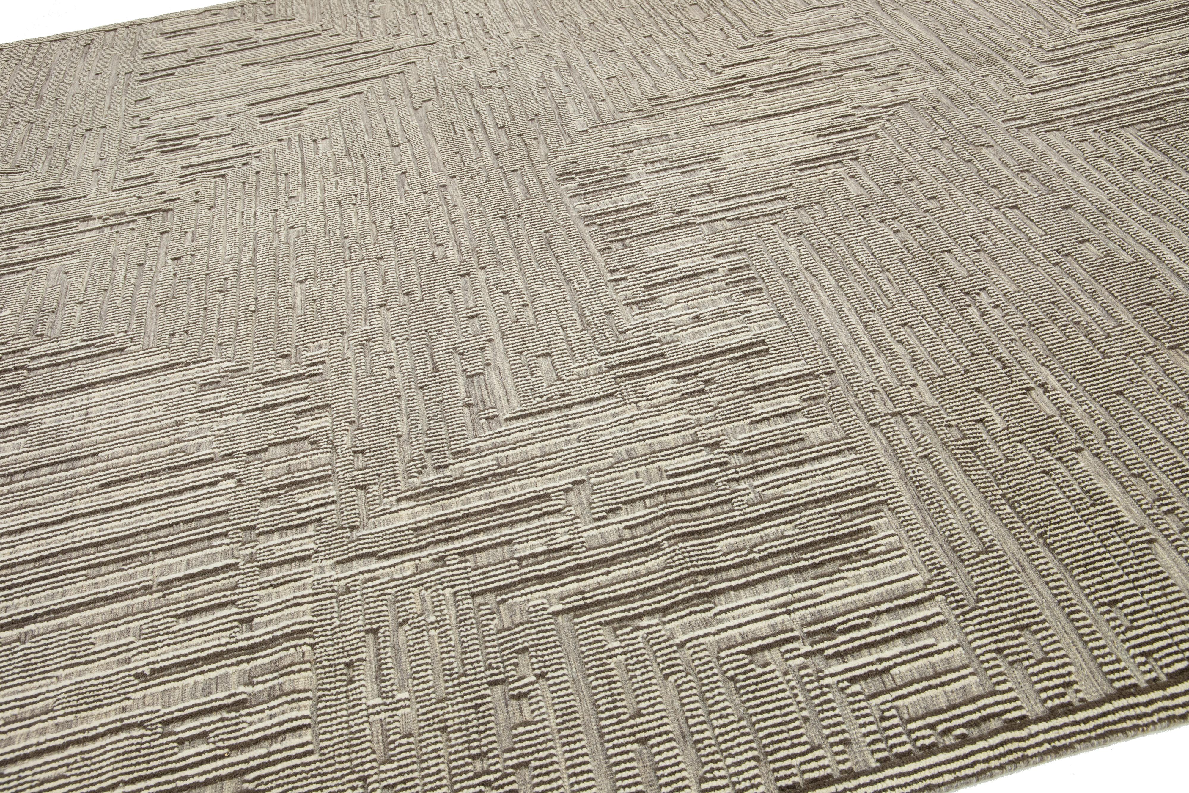 Moderner Wollteppich im marokkanischen Stil in Beige mit abstraktem Design von Apadana (Handgeknüpft) im Angebot