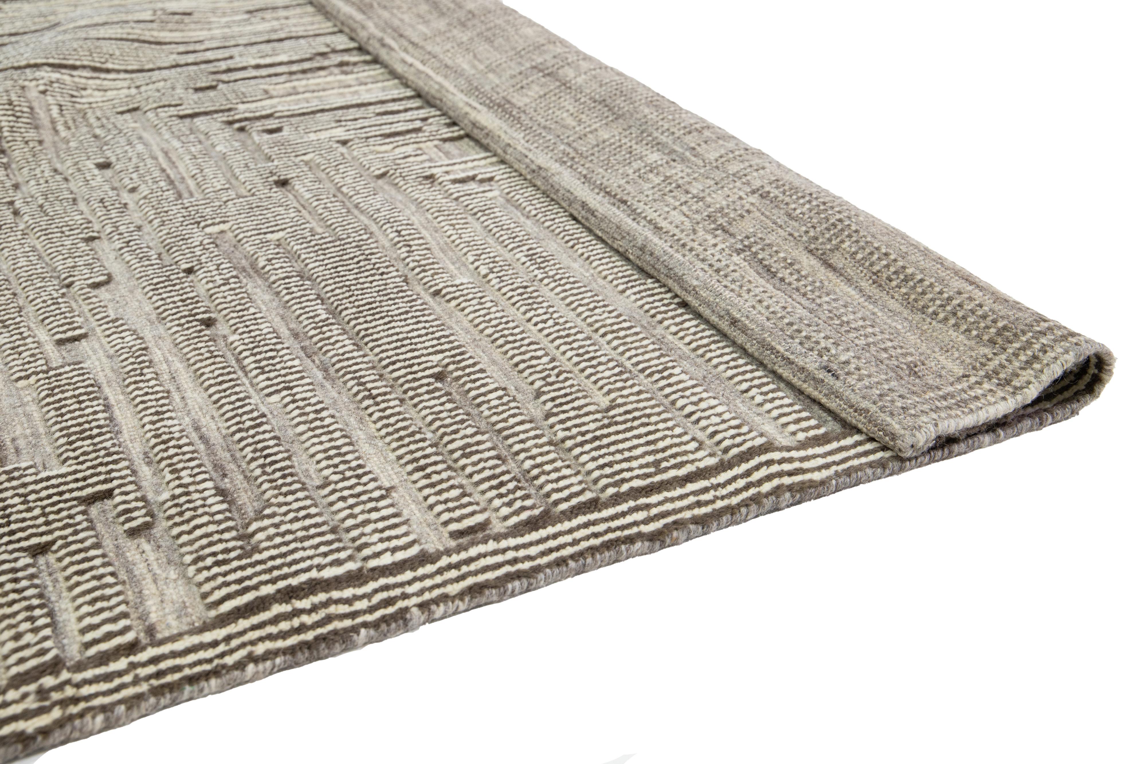 Moderner Wollteppich im marokkanischen Stil in Beige mit abstraktem Design von Apadana im Zustand „Neu“ im Angebot in Norwalk, CT