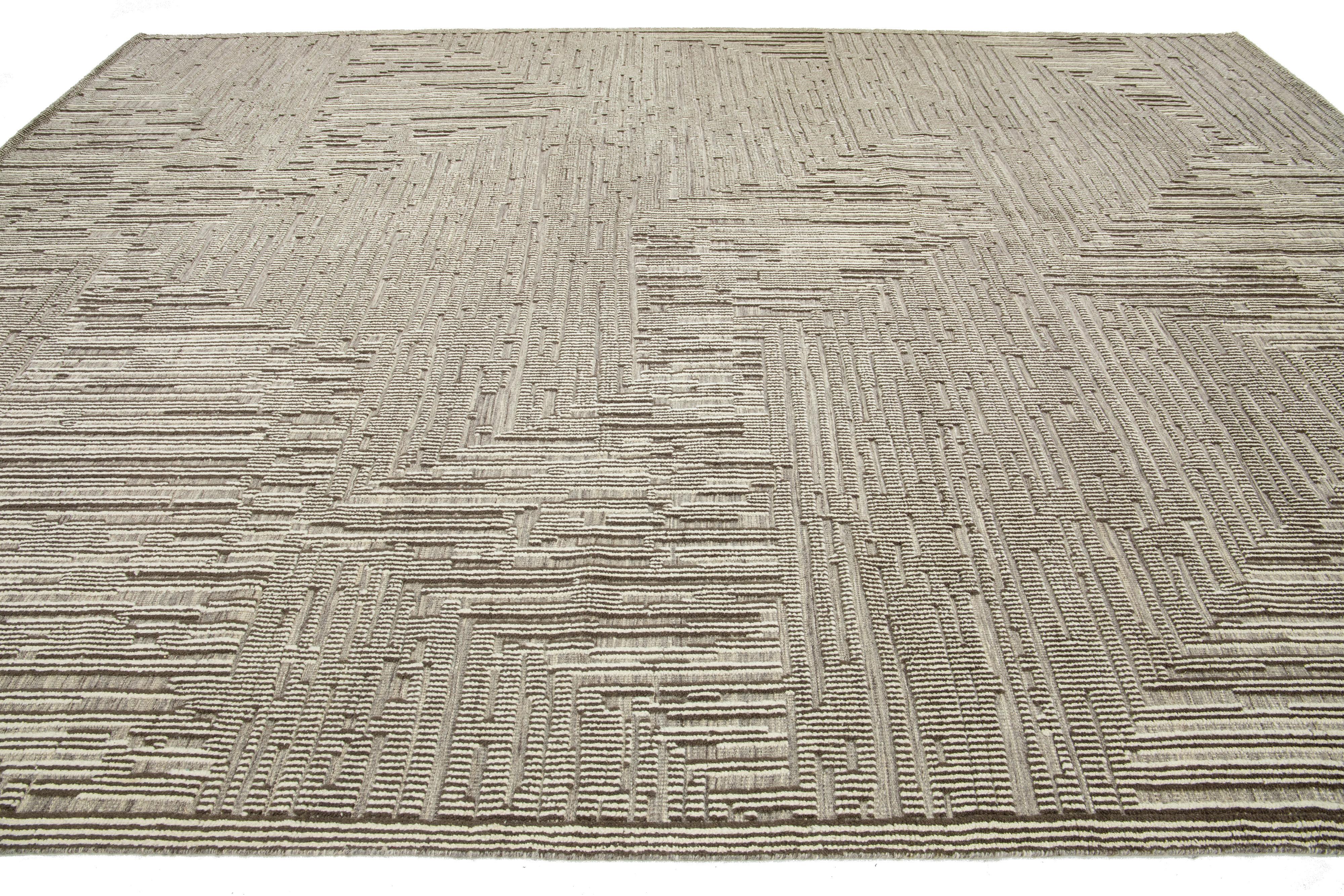 Moderner Wollteppich im marokkanischen Stil in Beige mit abstraktem Design von Apadana (21. Jahrhundert und zeitgenössisch) im Angebot