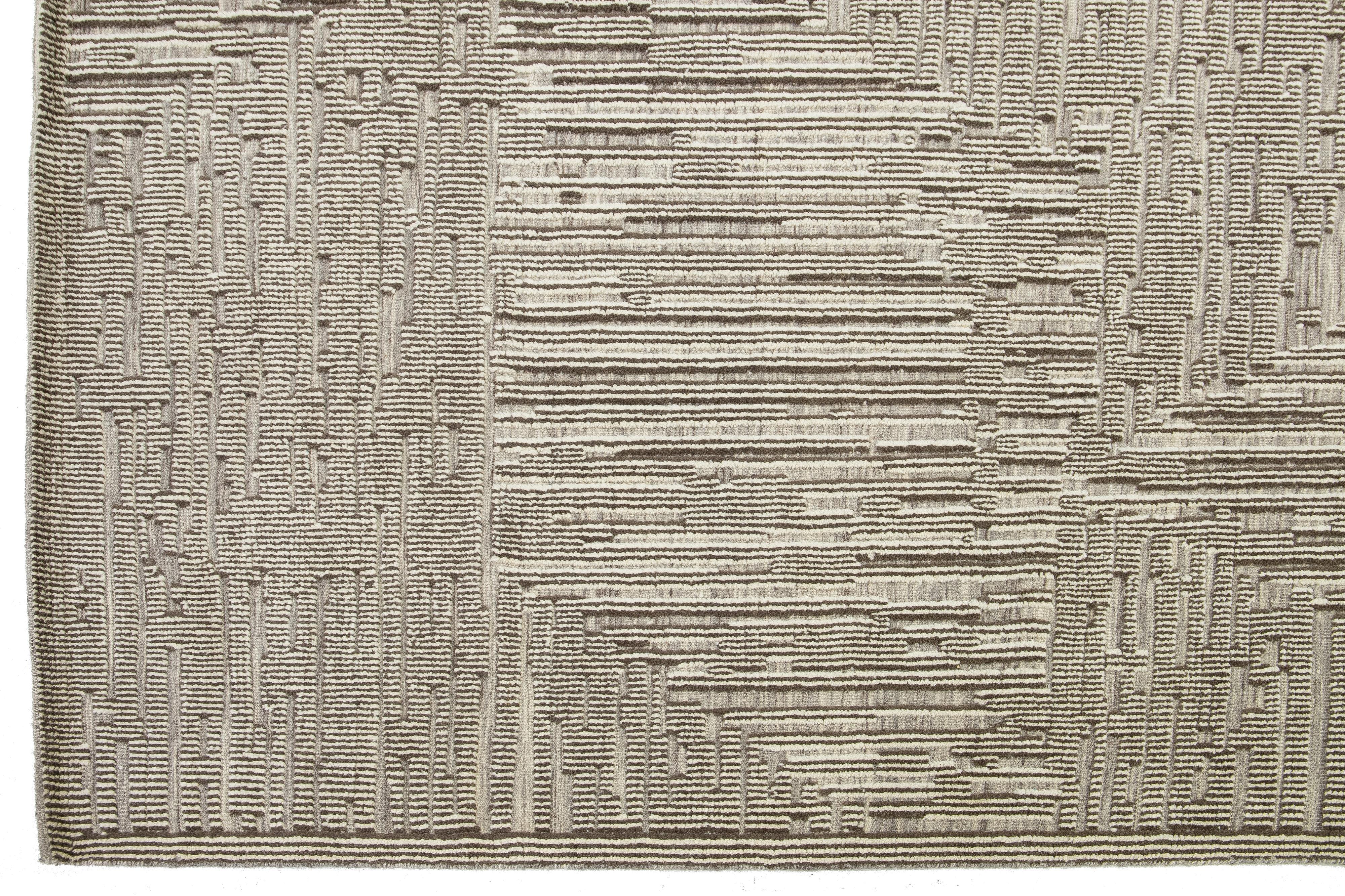 Moderner Wollteppich im marokkanischen Stil in Beige mit abstraktem Design von Apadana (Wolle) im Angebot