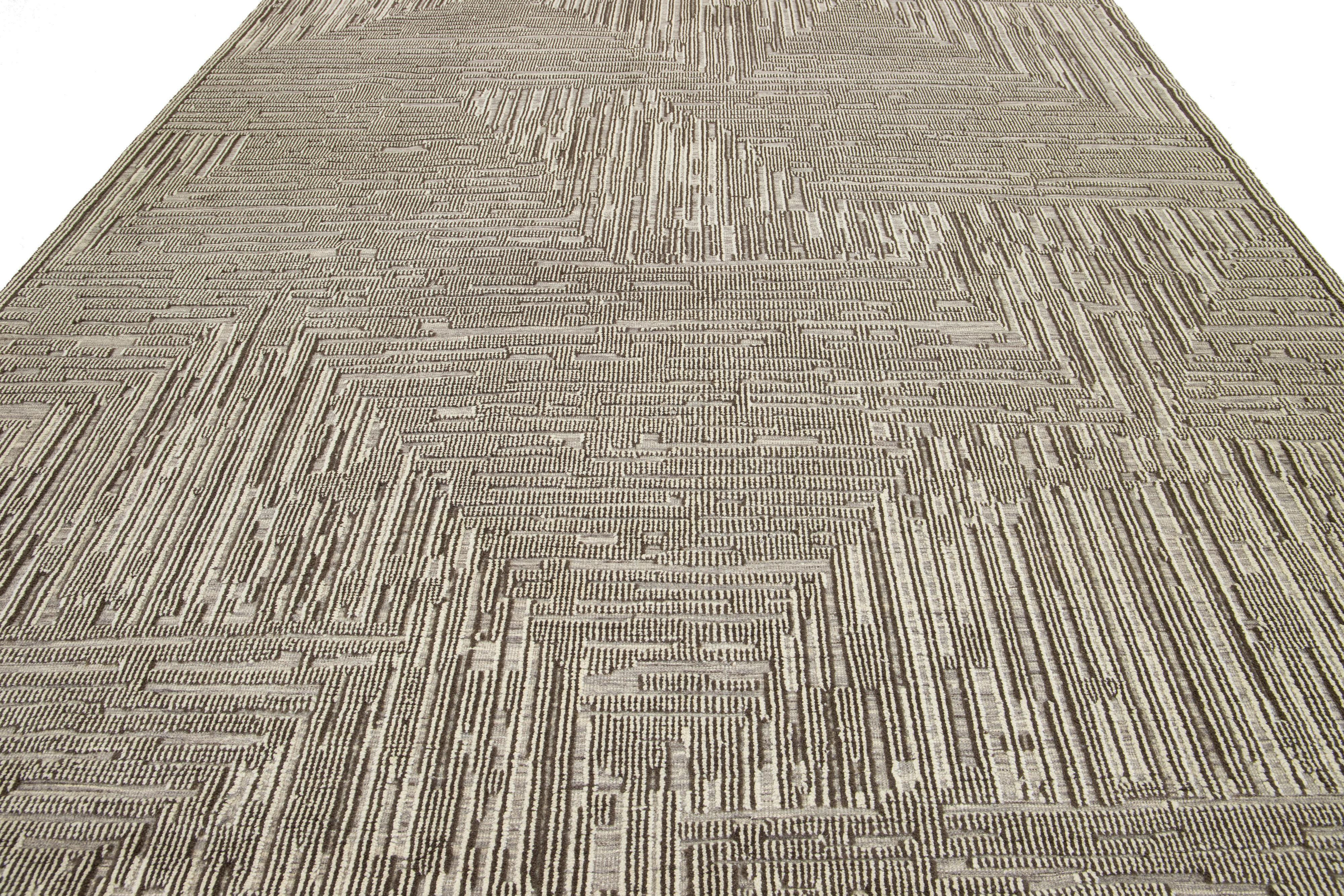 Moderner Wollteppich im marokkanischen Stil in Beige mit abstraktem Design von Apadana im Angebot 1
