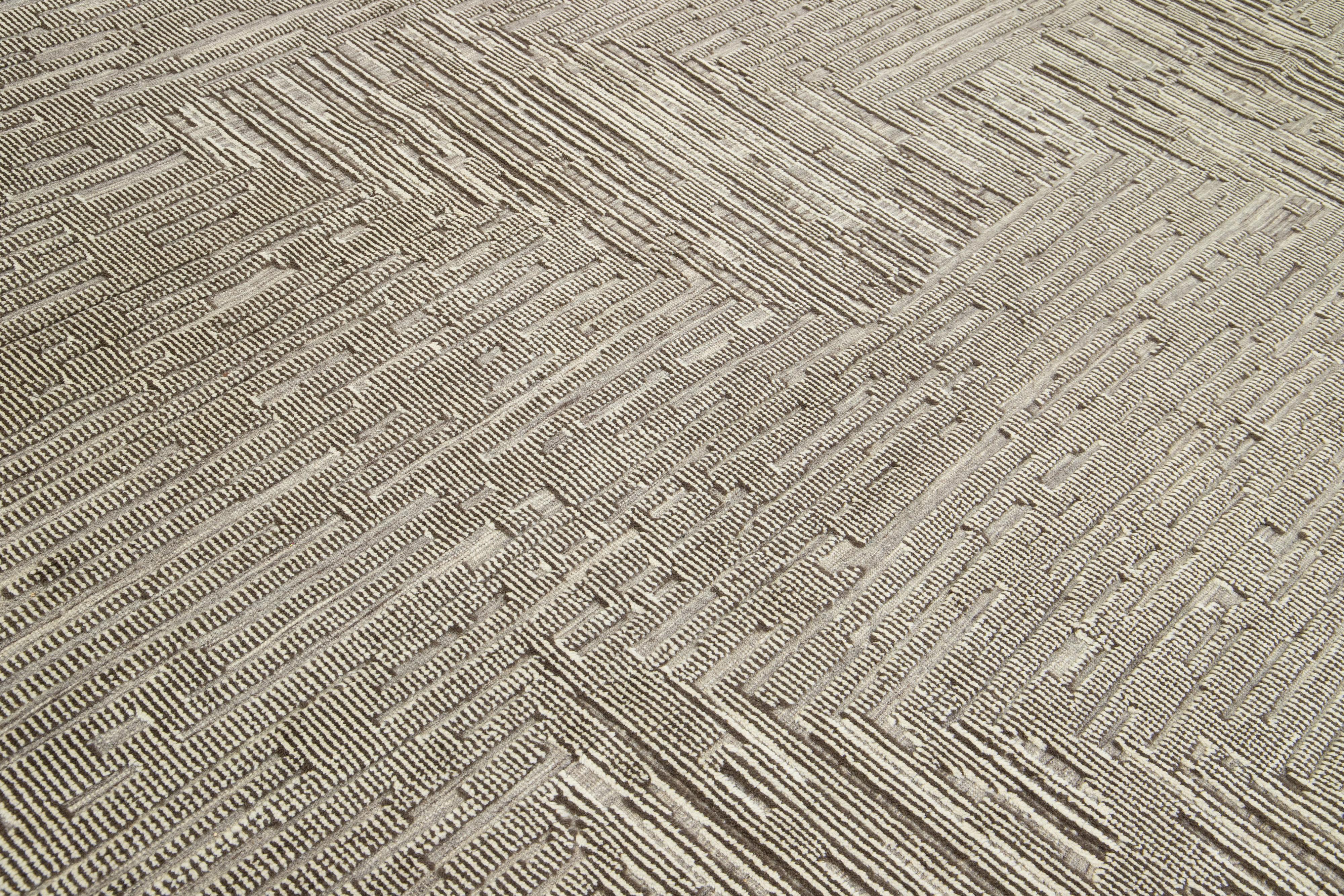 Moderner Wollteppich im marokkanischen Stil in Beige mit abstraktem Design von Apadana im Angebot 2
