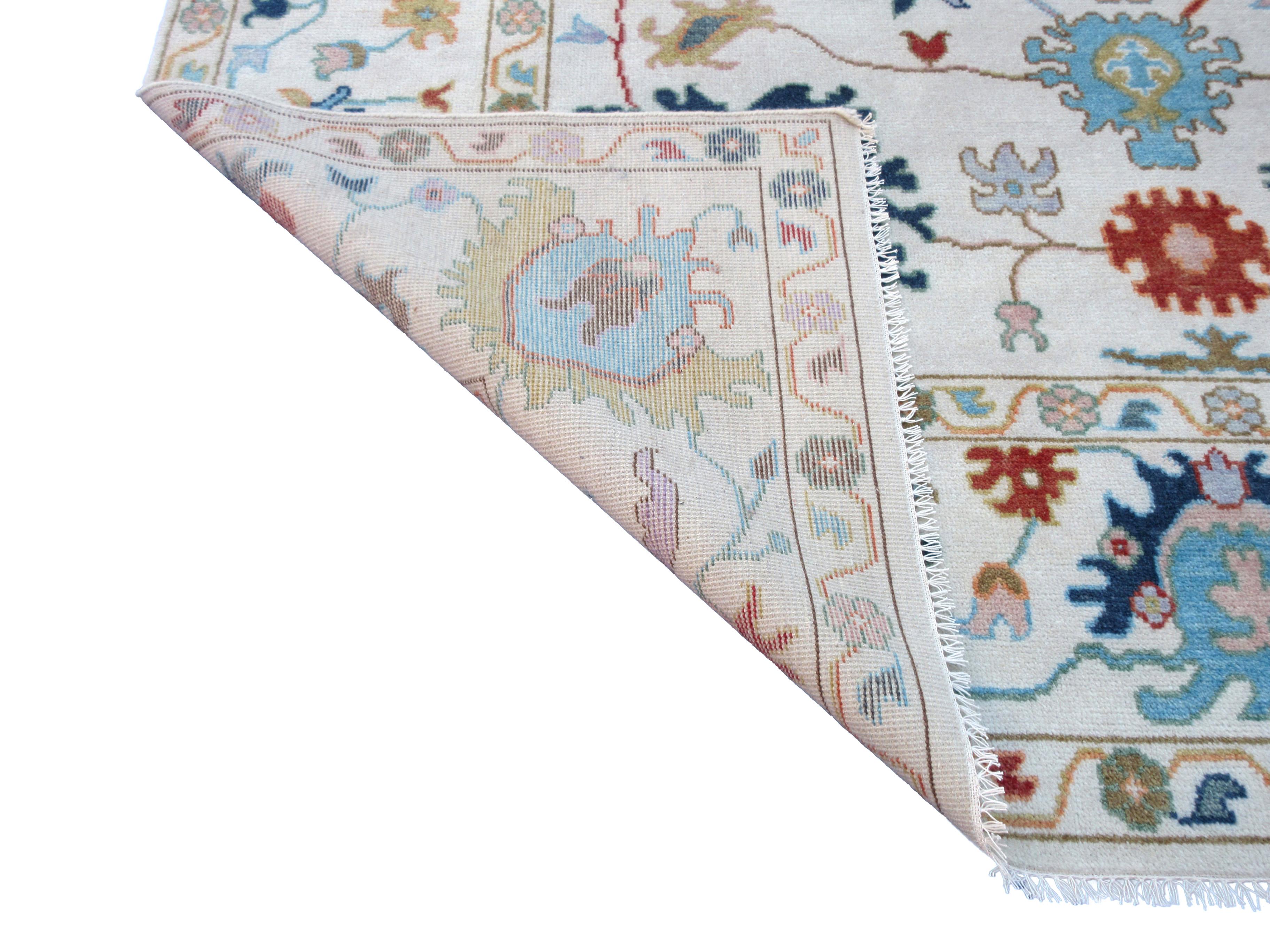 Moderner Oushak in Beige im Zustand „Neu“ im Angebot in Laguna Hills, CA