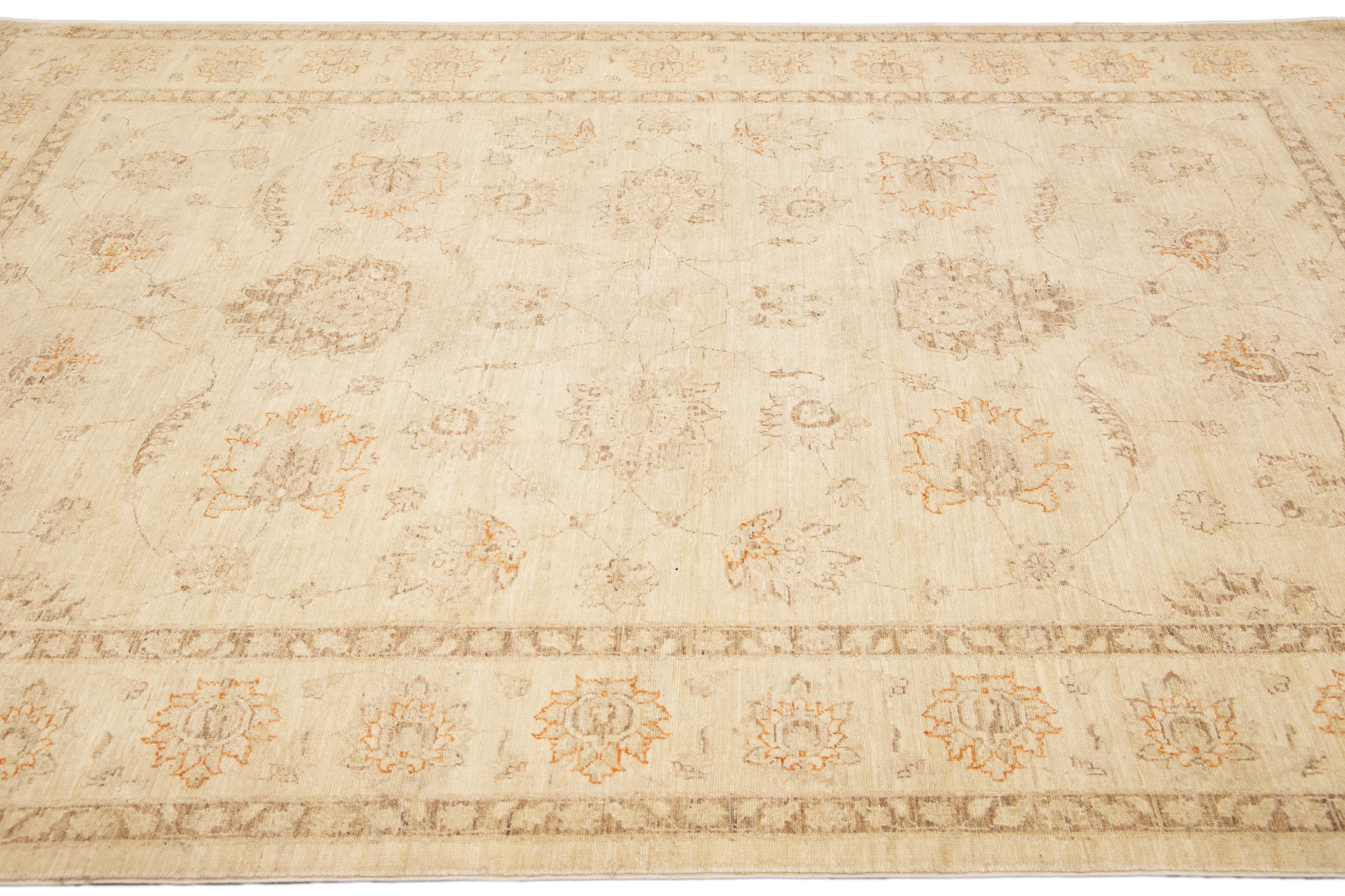 Moderner handgefertigter, floral gestalteter Oushak-Wollteppich in Beige im Zustand „Neu“ im Angebot in Norwalk, CT