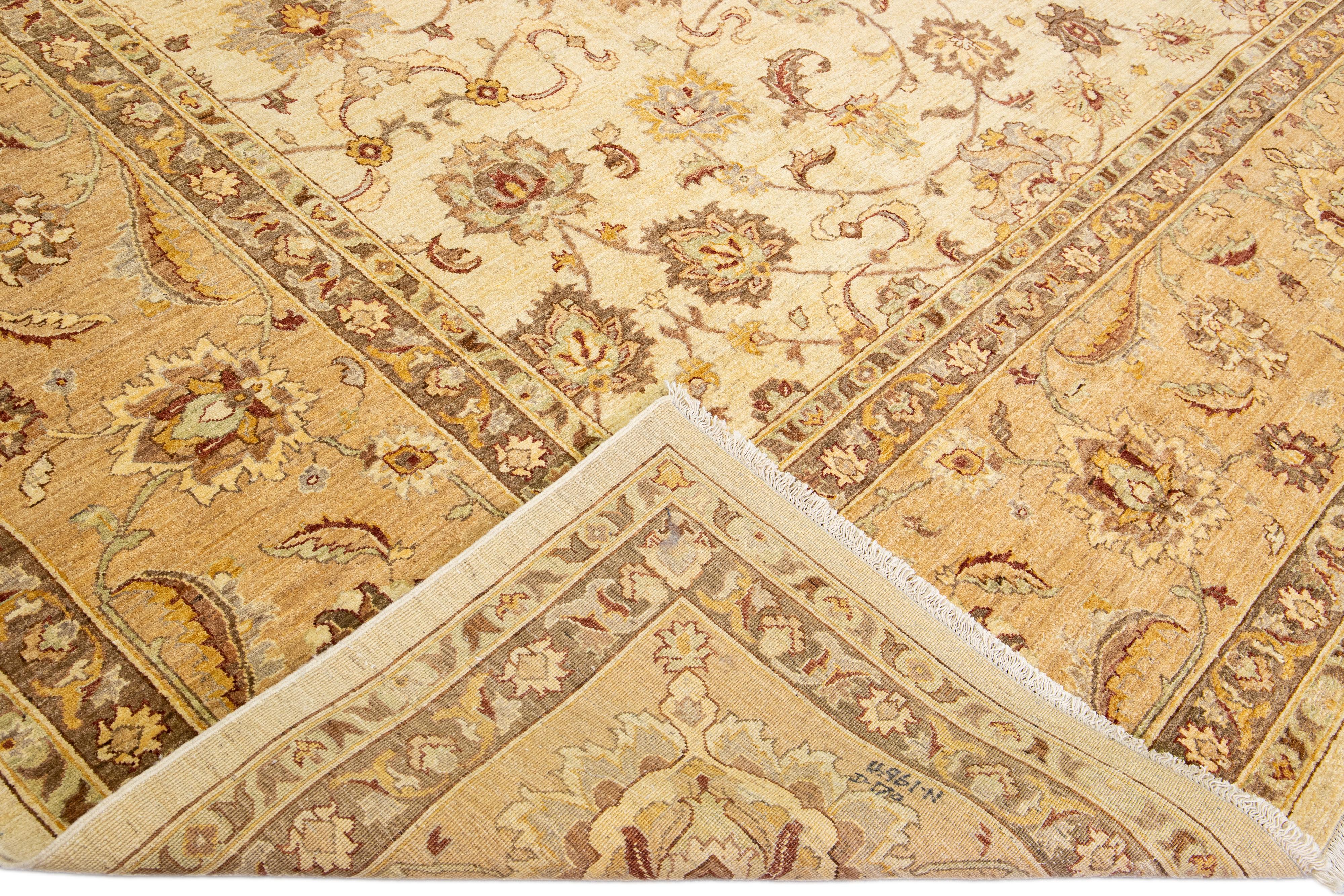 Magnifique tapis Paki Peshawar en laine nouée à la main avec un champ beige. Ce tapis moderne a un cadre beige et des accents de bourgogne, de vert et de gris dans un magnifique motif de vigne classique et de palmettes.

Ce tapis mesure : 14'2