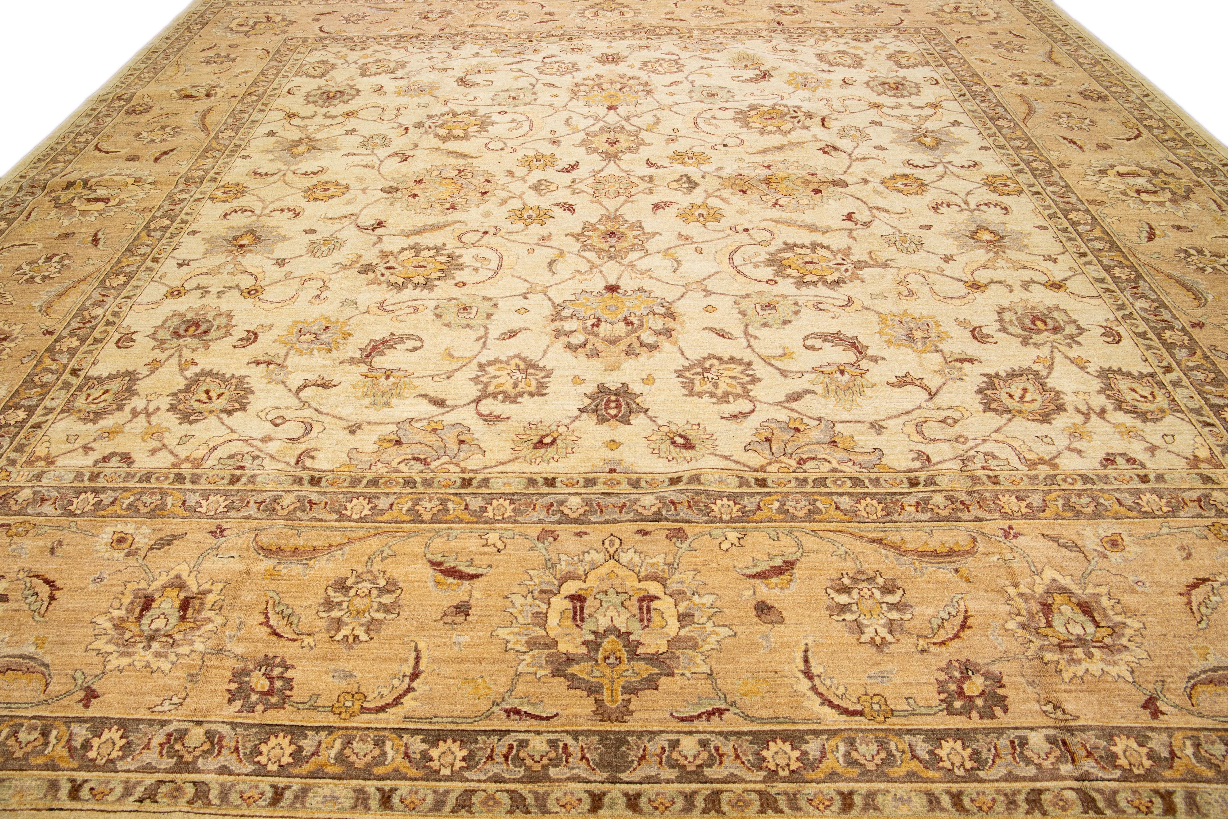 Islamique Tapis carré en laine beige moderne Peshawar fait à la main à motif de palmettes en vente