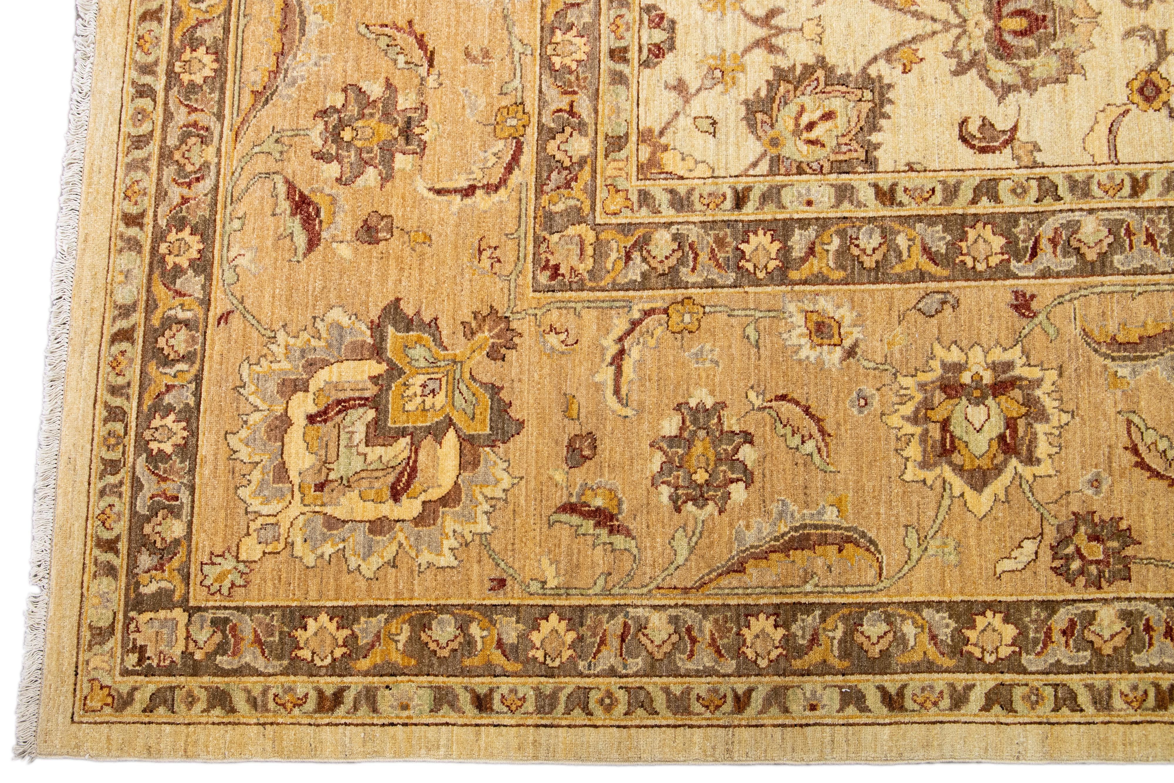 Afghan Tapis carré en laine beige moderne Peshawar fait à la main à motif de palmettes en vente