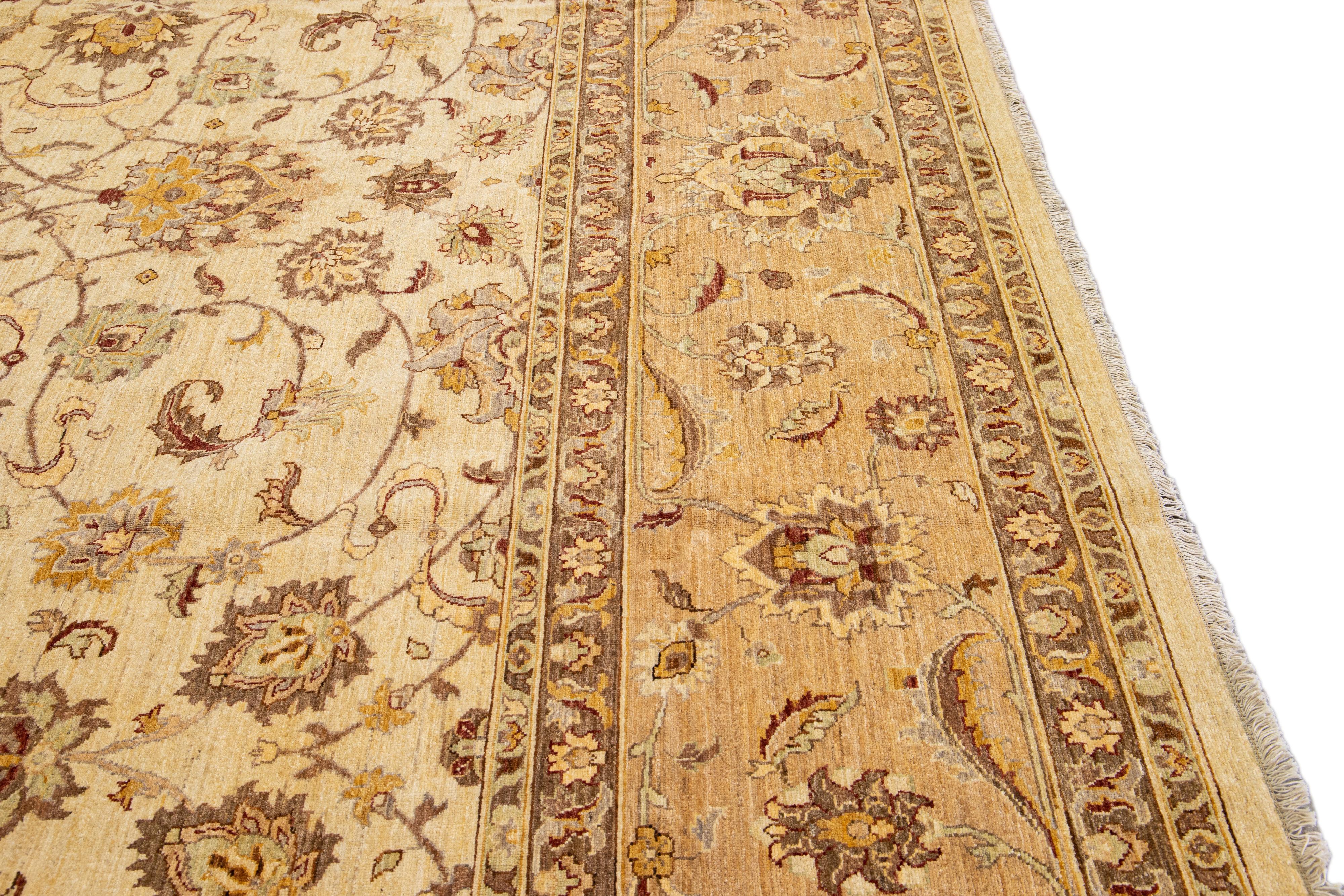 Laine Tapis carré en laine beige moderne Peshawar fait à la main à motif de palmettes en vente