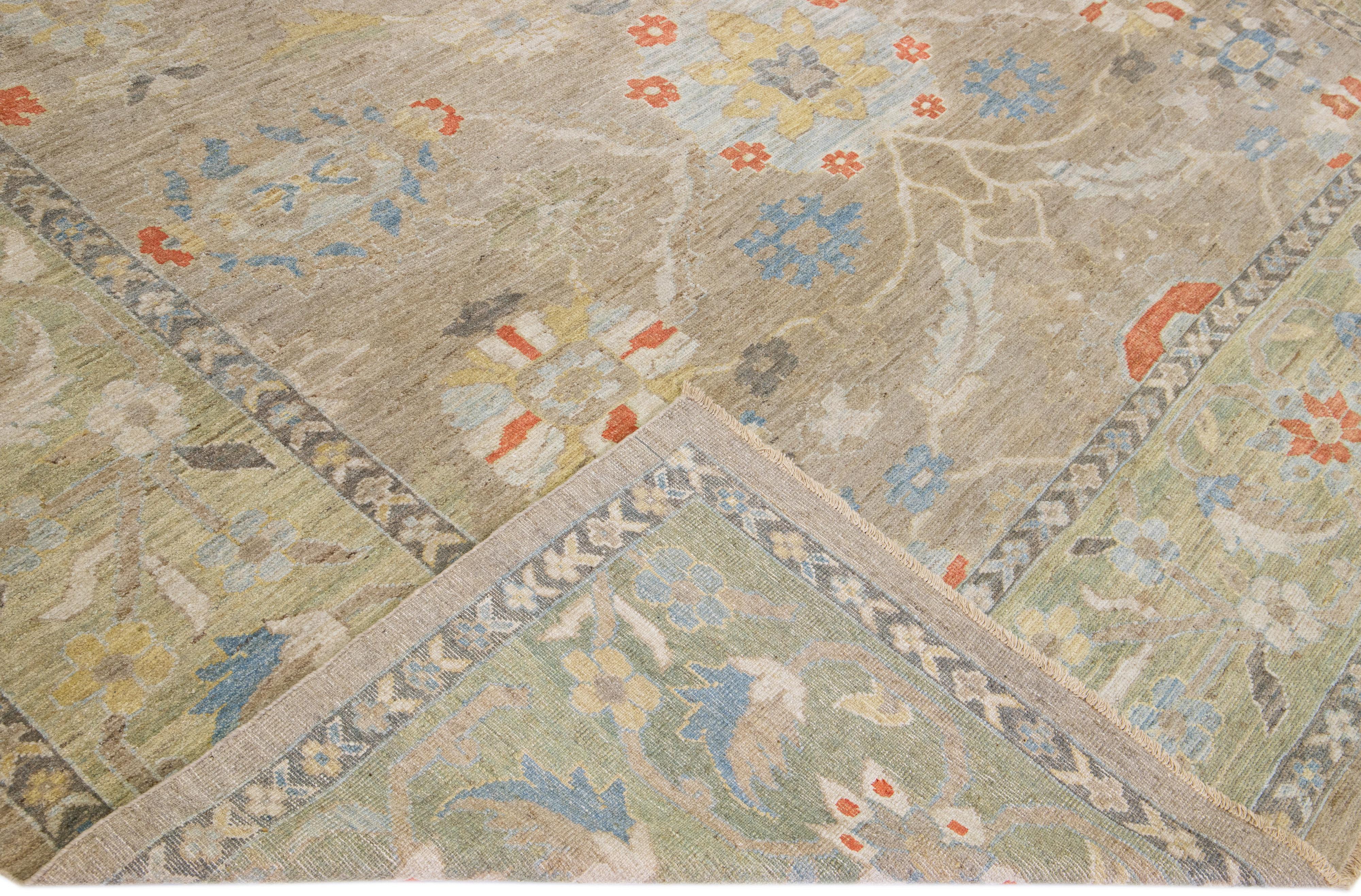 Schöner moderner Sultanabad-Teppich aus handgeknüpfter Wolle mit beigem Feld. Dieser Sultanabad-Teppich hat einen grünen Rahmen und mehrfarbige Akzente in einem prächtigen klassischen Blumenmuster.

Dieser Teppich misst: 10'9