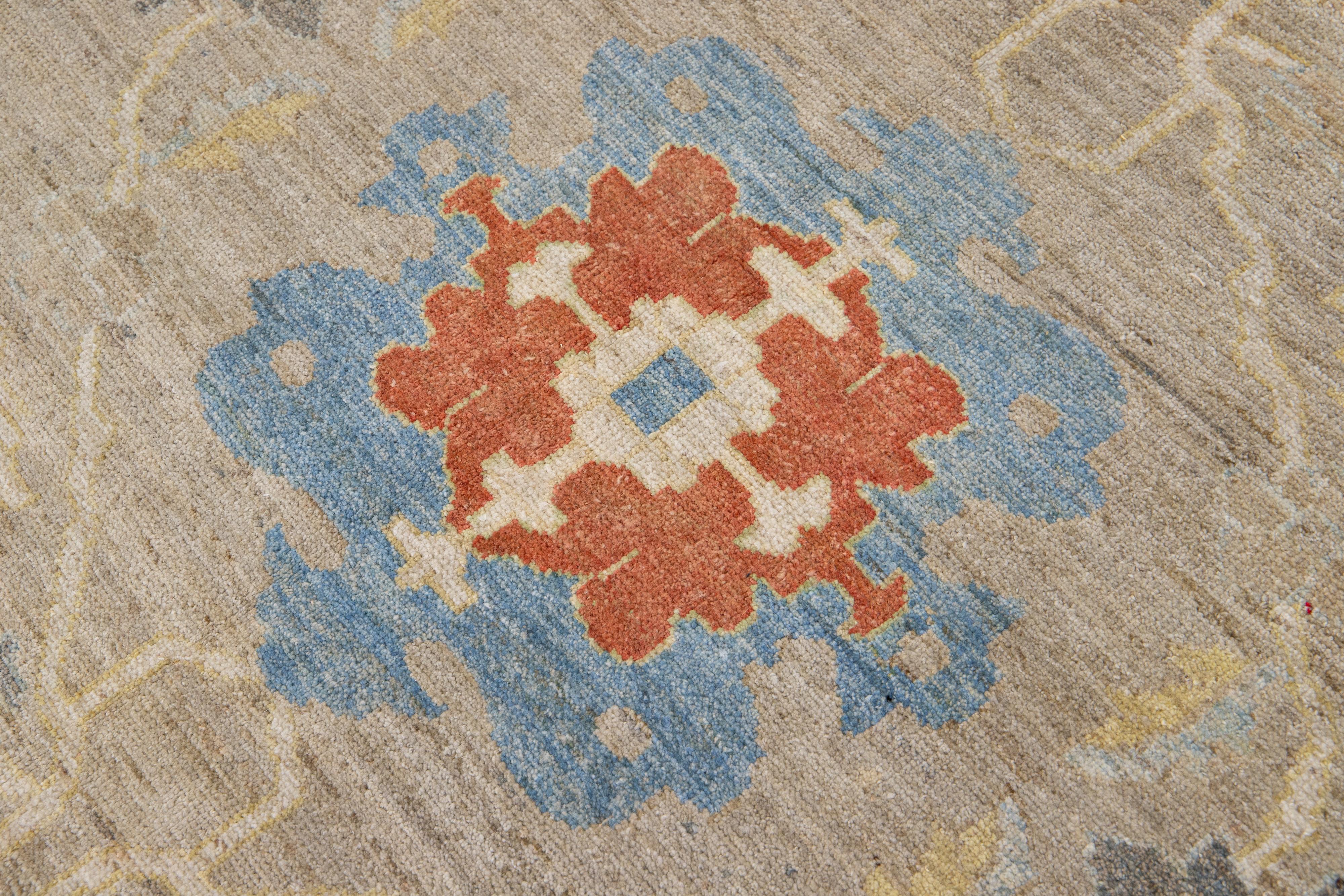 Moderner, handgefertigter Sultanabad-Wollteppich mit Blumenmotiv in Beige (21. Jahrhundert und zeitgenössisch) im Angebot