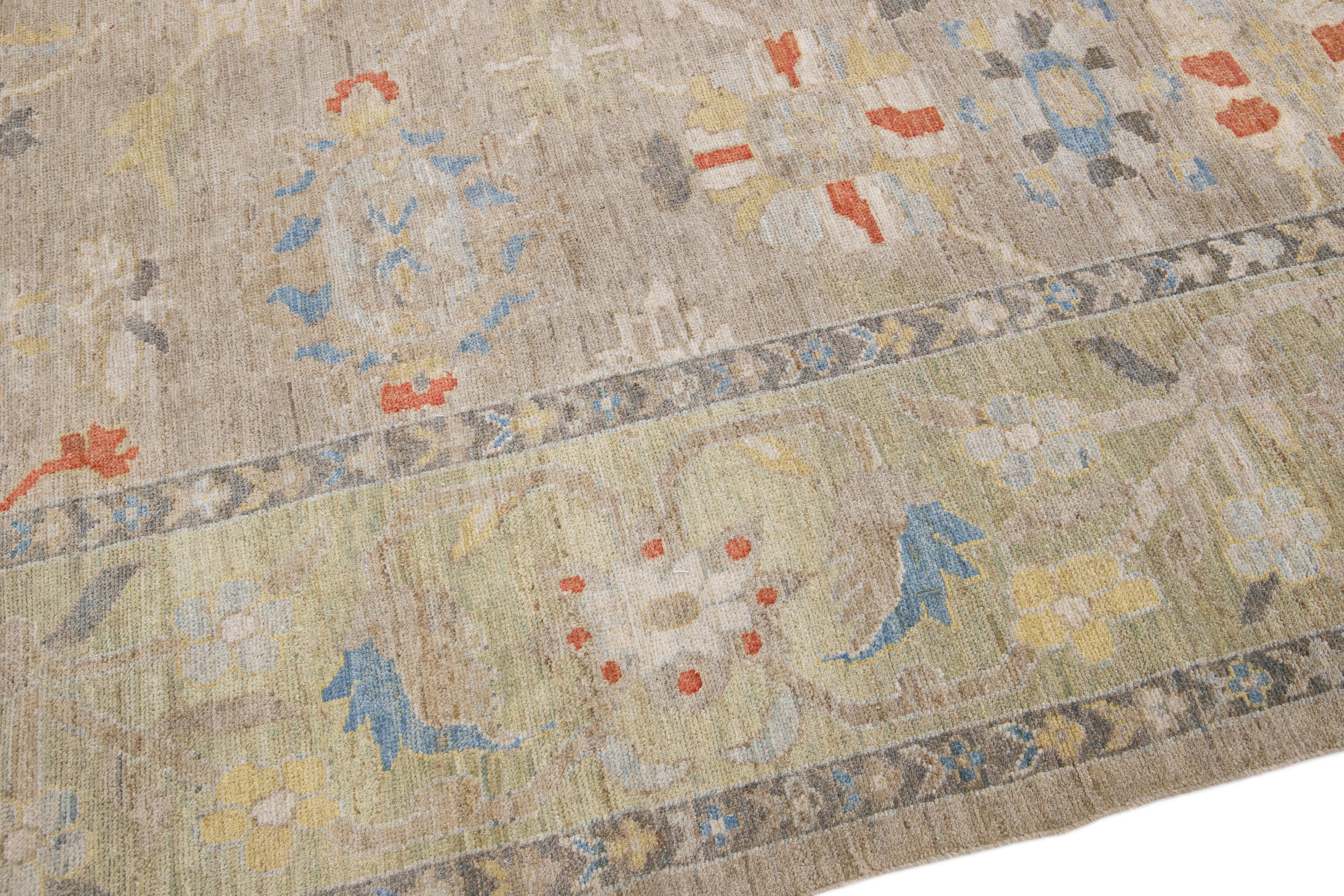 Moderner, handgefertigter Sultanabad-Wollteppich mit Blumenmotiv in Beige im Angebot 1