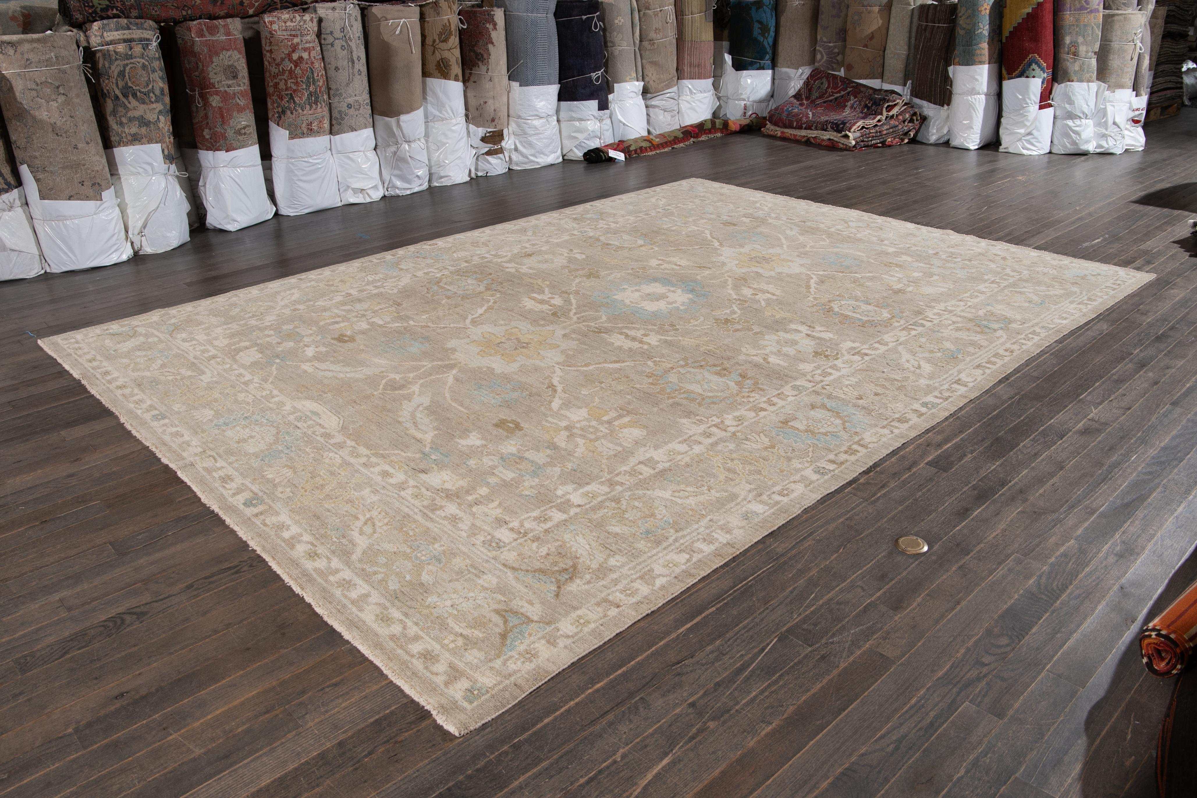 Moderner, handgefertigter Sultanabad-Teppich aus geblümter Wolle in Beige im Angebot 4