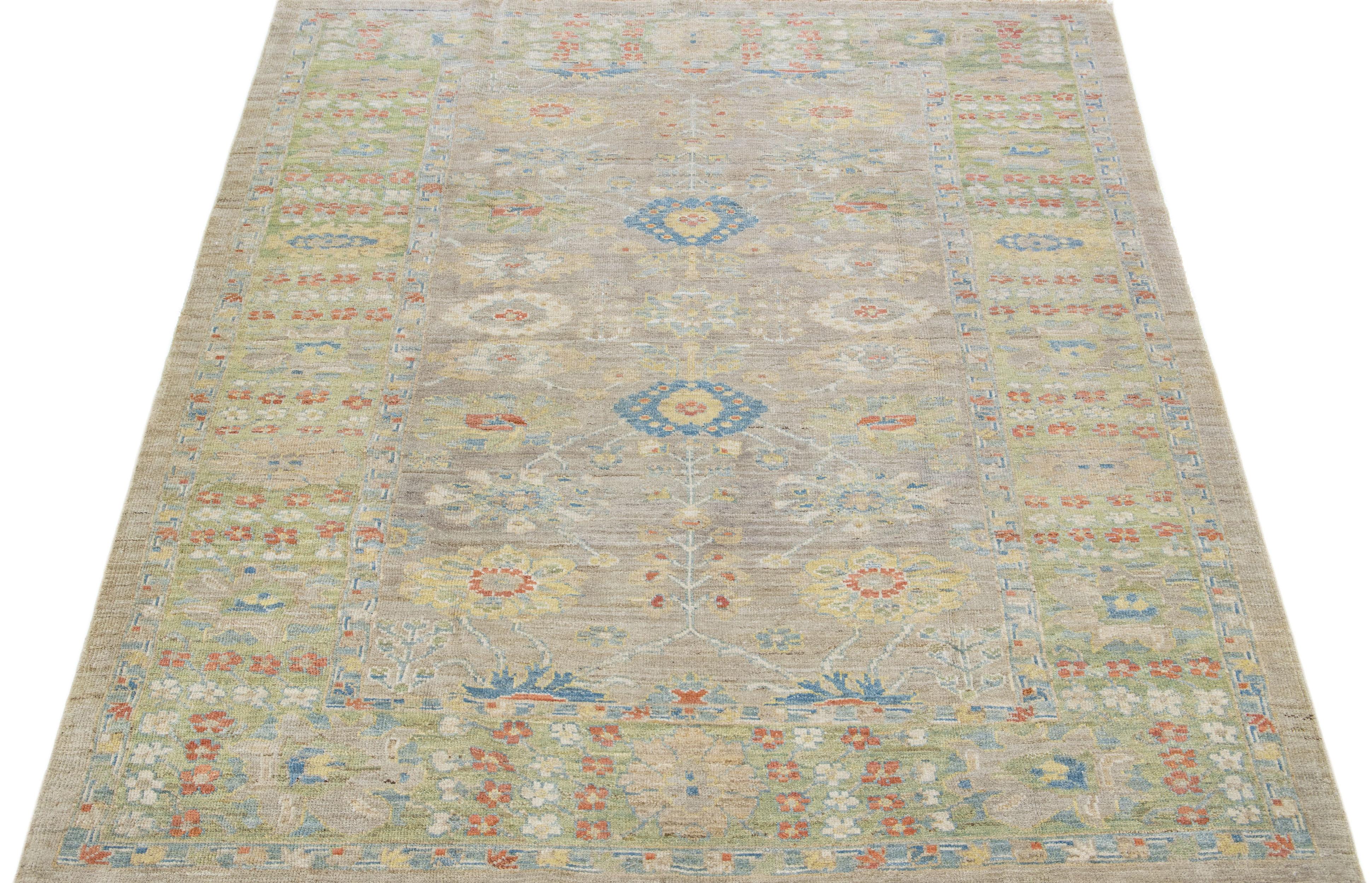 Schöner moderner Sultanabad Teppich aus handgeknüpfter Wolle mit beigem Farbfeld. Dieser Teppich hat einen grün gestalteten Rahmen mit mehrfarbigen Akzenten in einem prächtigen floralen Allover-Muster.

Dieser Teppich misst: 6'8