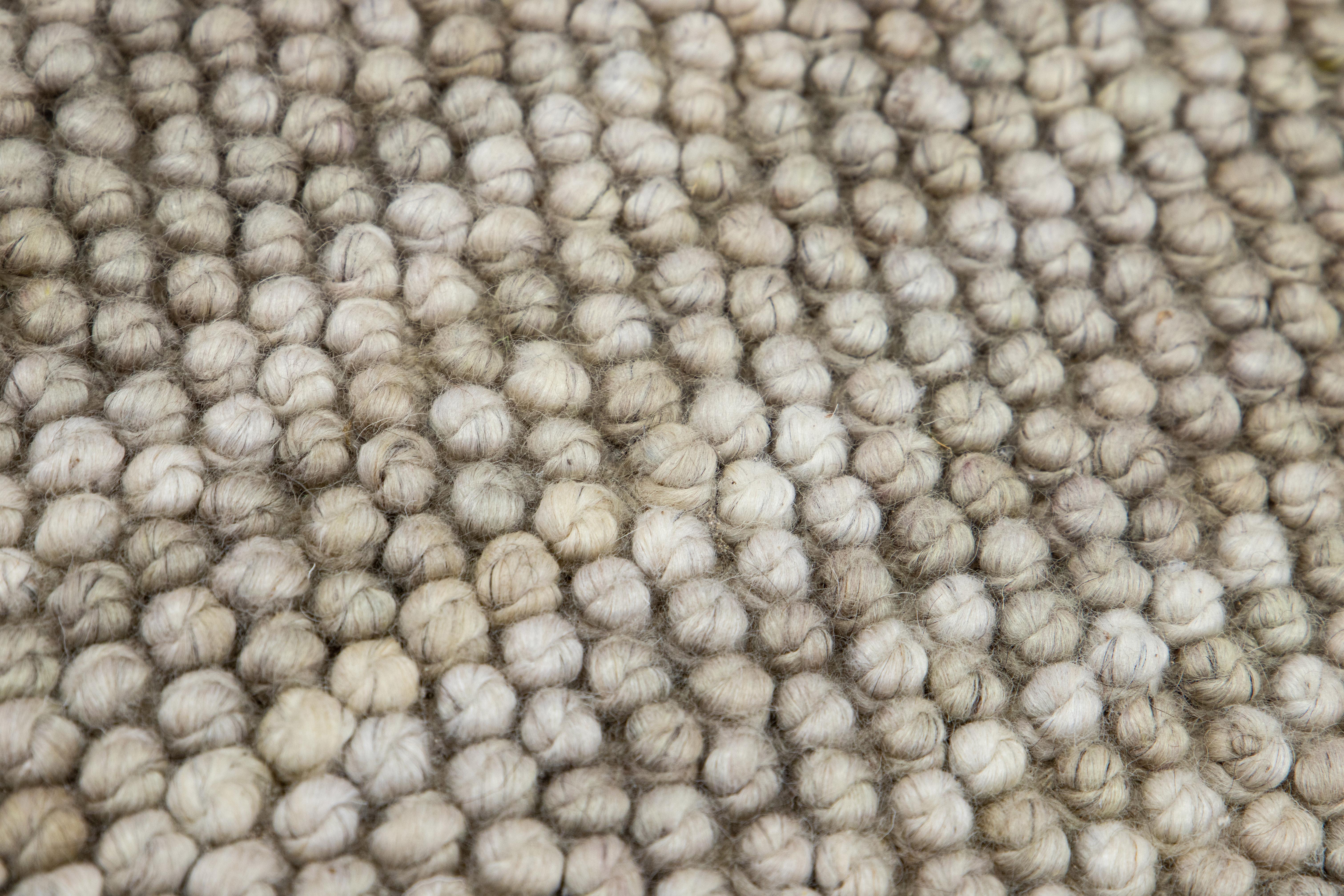Handgefertigter, maßgefertigter Wollteppich in Beige mit moderner Textur (Handgeknüpft) im Angebot