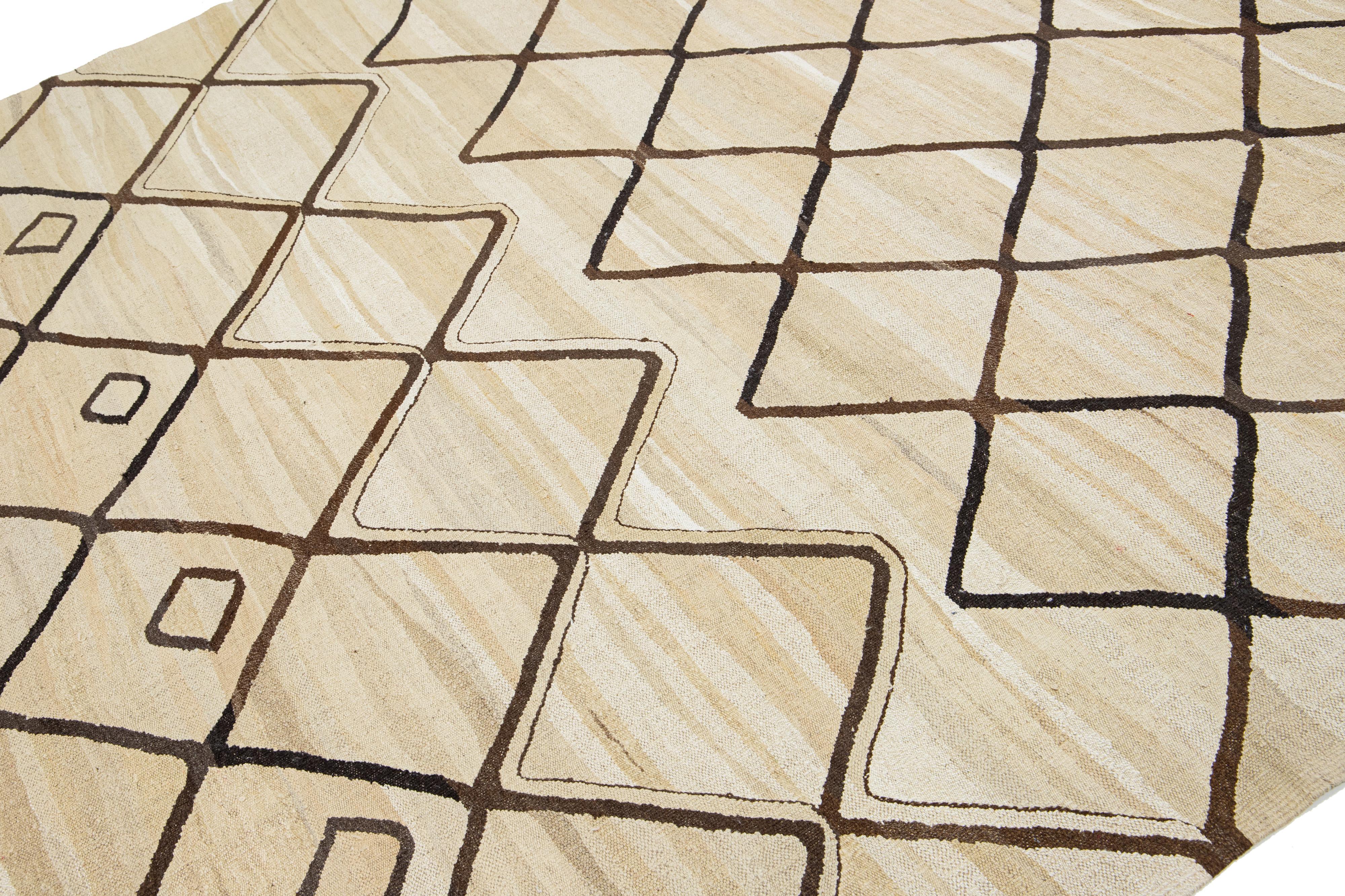 Beige Moderner türkischer Kilim-Wollteppich Flachgewebe mit geometrischem braunem Muster (Türkisch) im Angebot