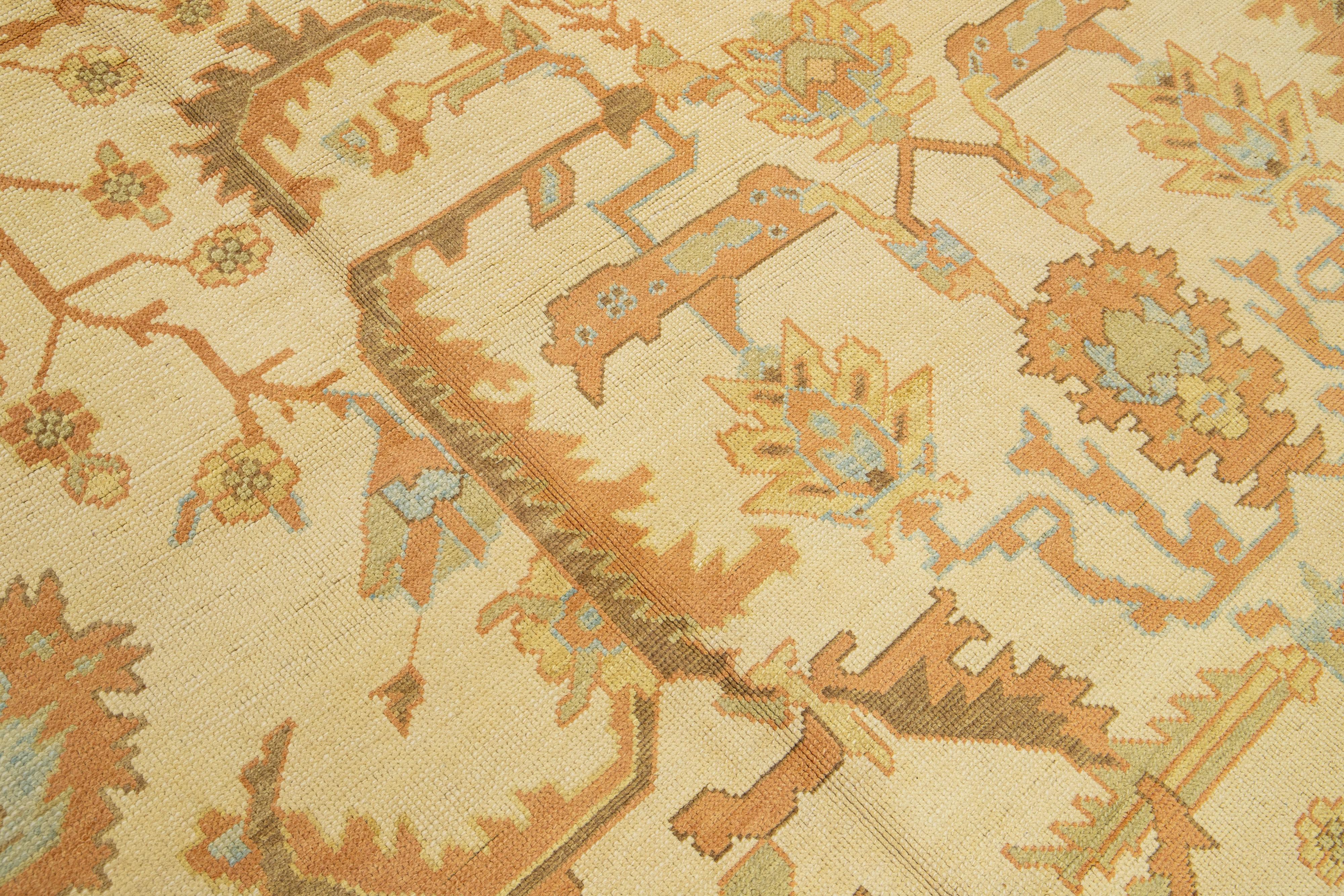 Moderner türkischer Oushak-Teppich in Beige mit Allover-Motiv (Wolle) im Angebot