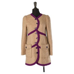 Chaqueta larga de mohair beige, de una sola fila de botones, con ribete de crepé morado, de GALLIANO