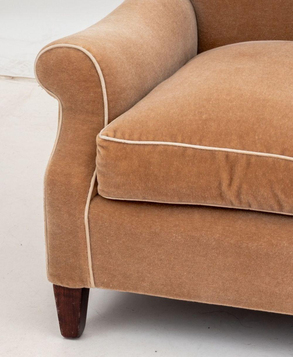 Beige Mohair Upholstered Easy Chairs, Pair en Bueno estado para la venta en Astoria, NY