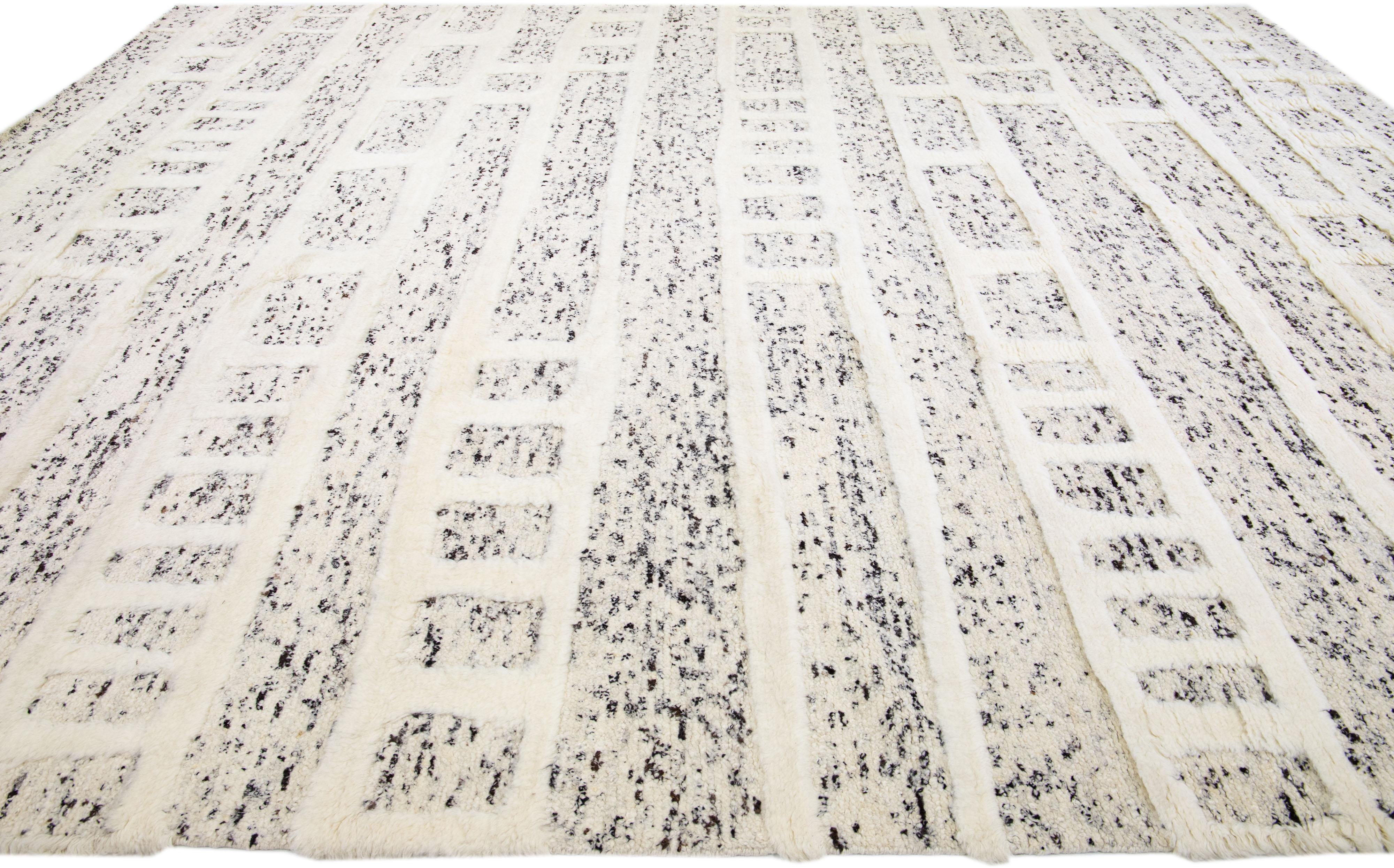 Noué à la main Tapis surdimensionné en laine beige de style marocain à motif géométrique fait à la main par Apadana en vente