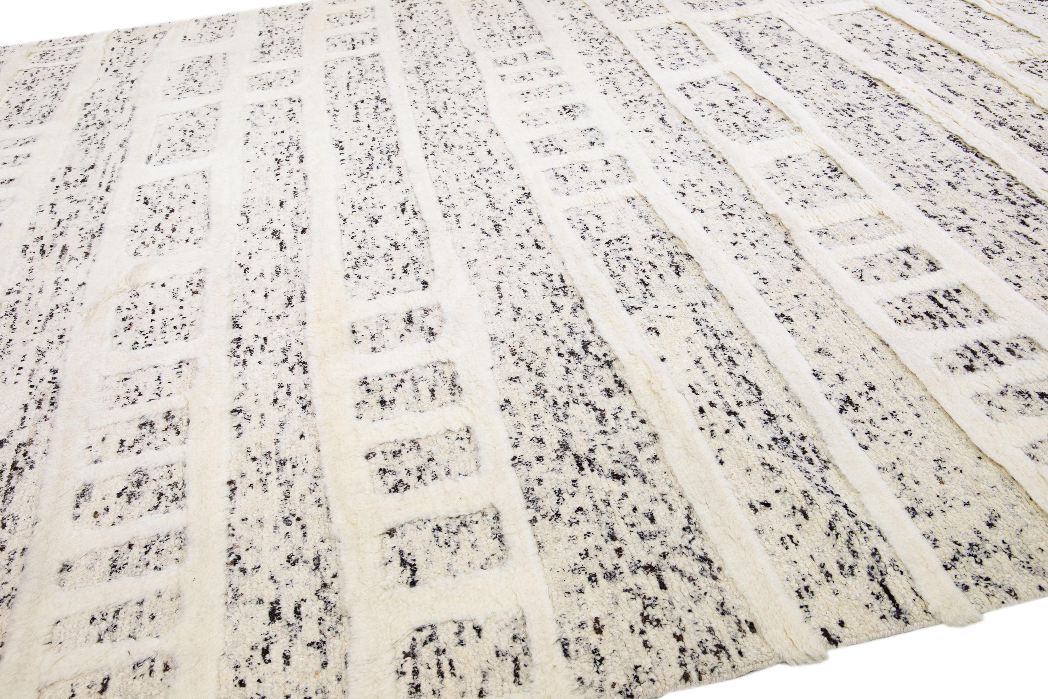 Tapis surdimensionné en laine beige de style marocain à motif géométrique fait à la main par Apadana Neuf - En vente à Norwalk, CT