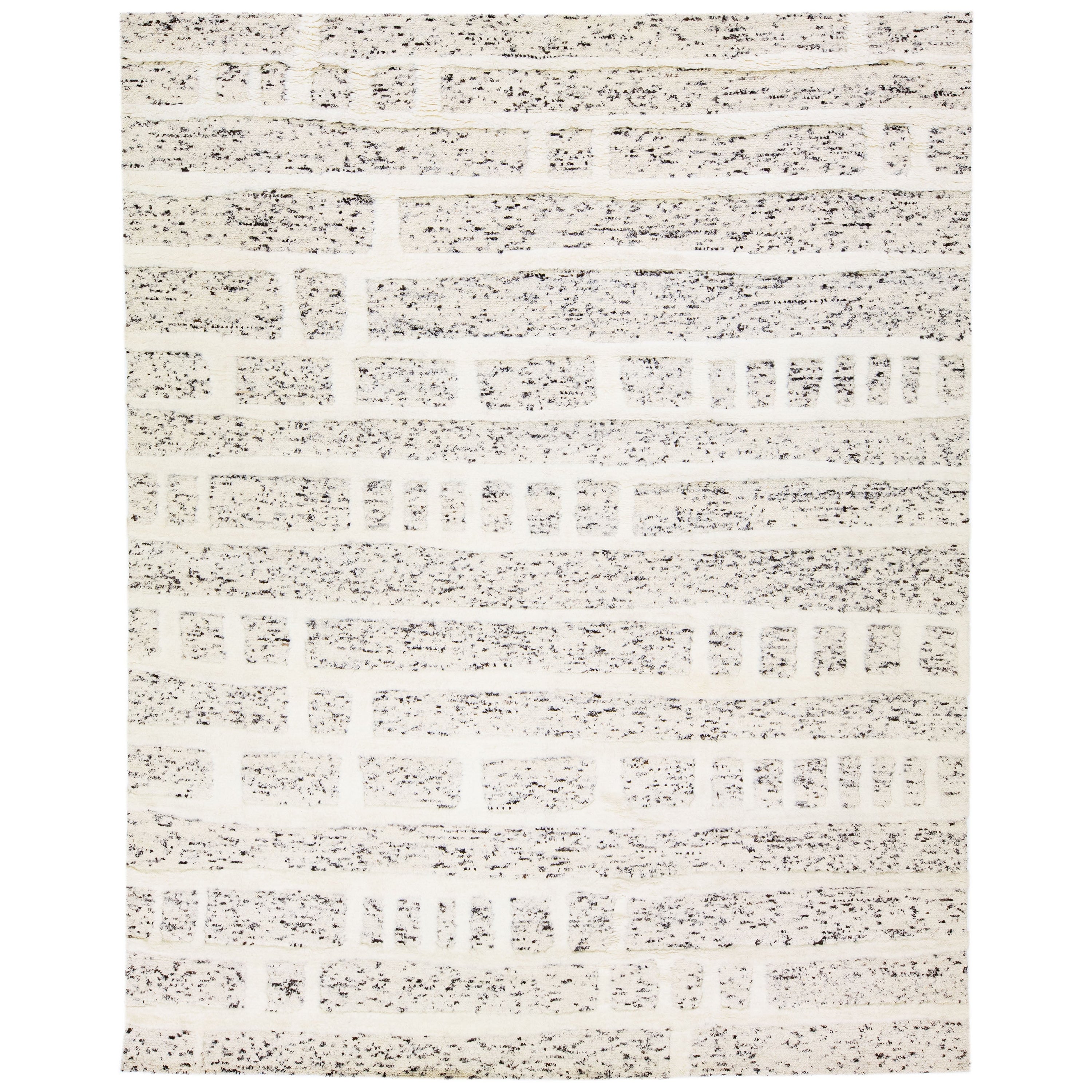 Tapis surdimensionné en laine beige de style marocain à motif géométrique fait à la main par Apadana en vente