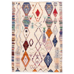 Tapis en laine moderne de style marocain beige avec motif tribal multicolore