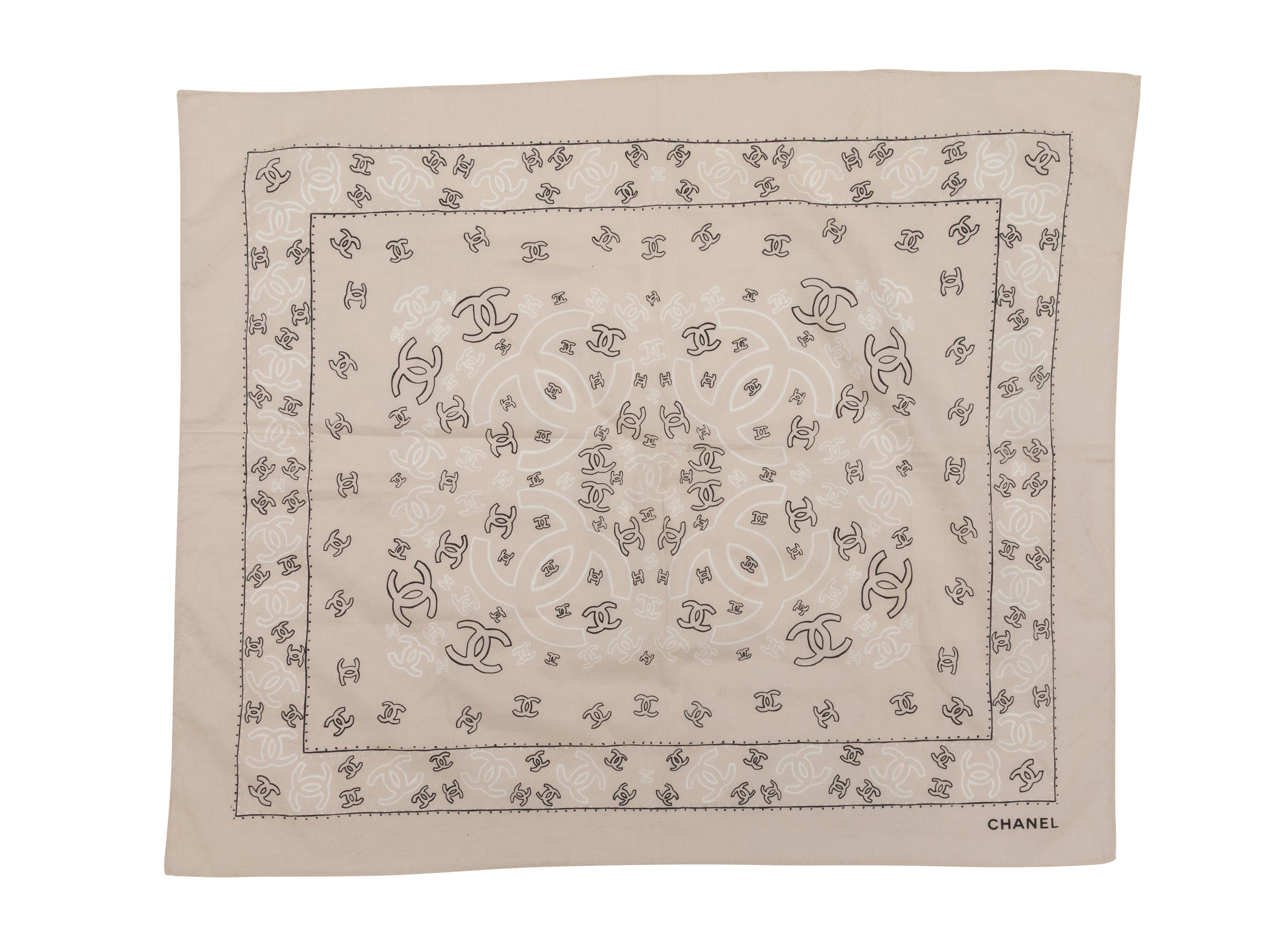 Beige Bandana beige e multicolore con stampa Chanel CC in vendita