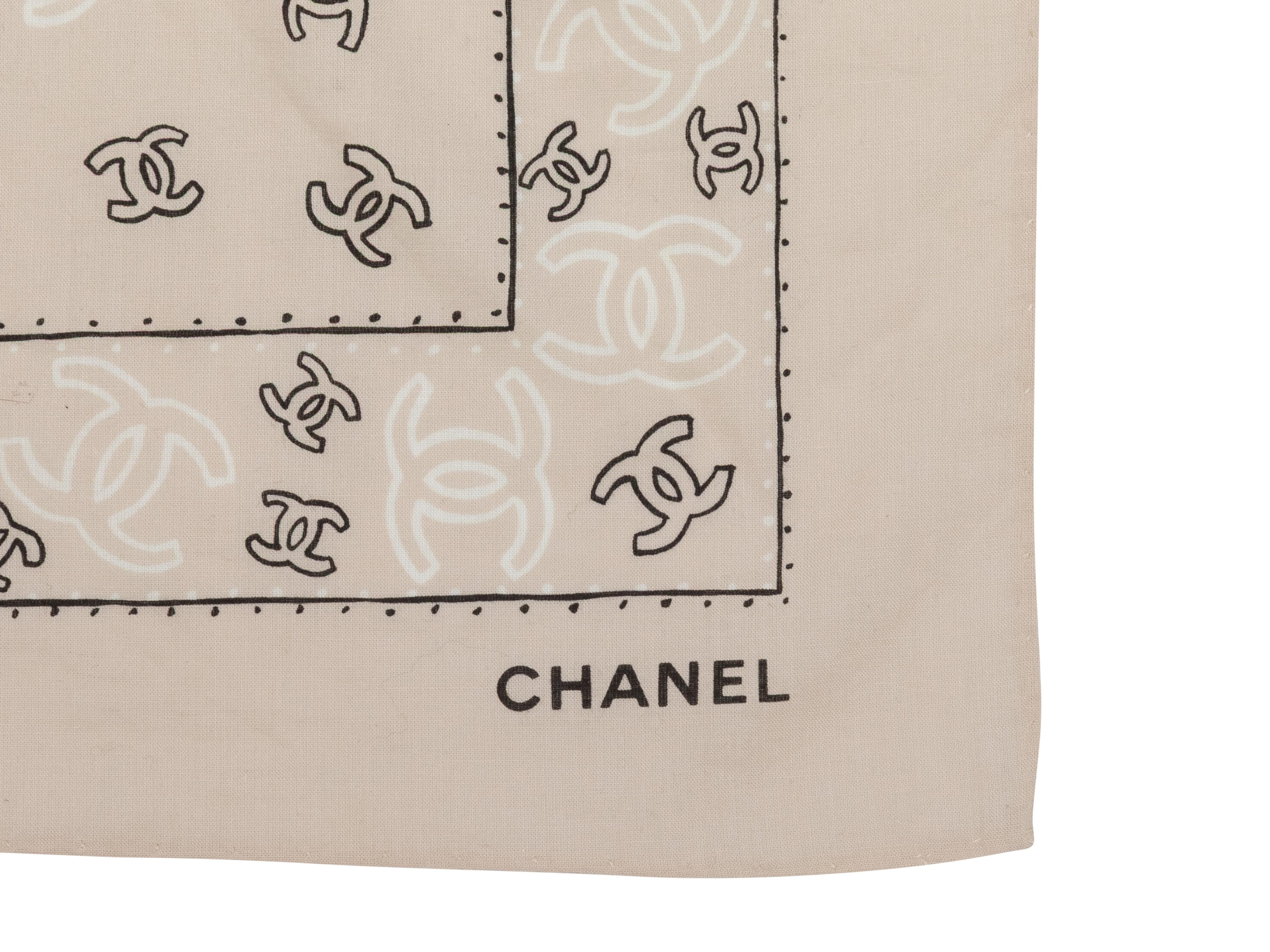 Bandana beige e multicolore con stampa Chanel CC In condizioni buone in vendita a New York, NY