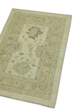 Mehrfarbiger handgewebter türkischer Oushak-Teppich aus Wolle in Beige 2'5" x 3'7"