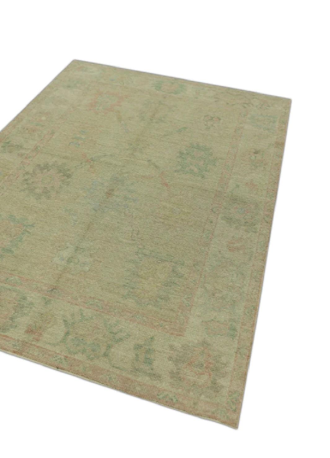 Dieser türkische Oushak-Teppich ist ein atemberaubendes Kunstwerk, das von erfahrenen Kunsthandwerkern mit traditionellen Techniken handgewebt wurde. Der Teppich weist komplizierte Muster und eine weiche Farbpalette auf, die durch die Verwendung