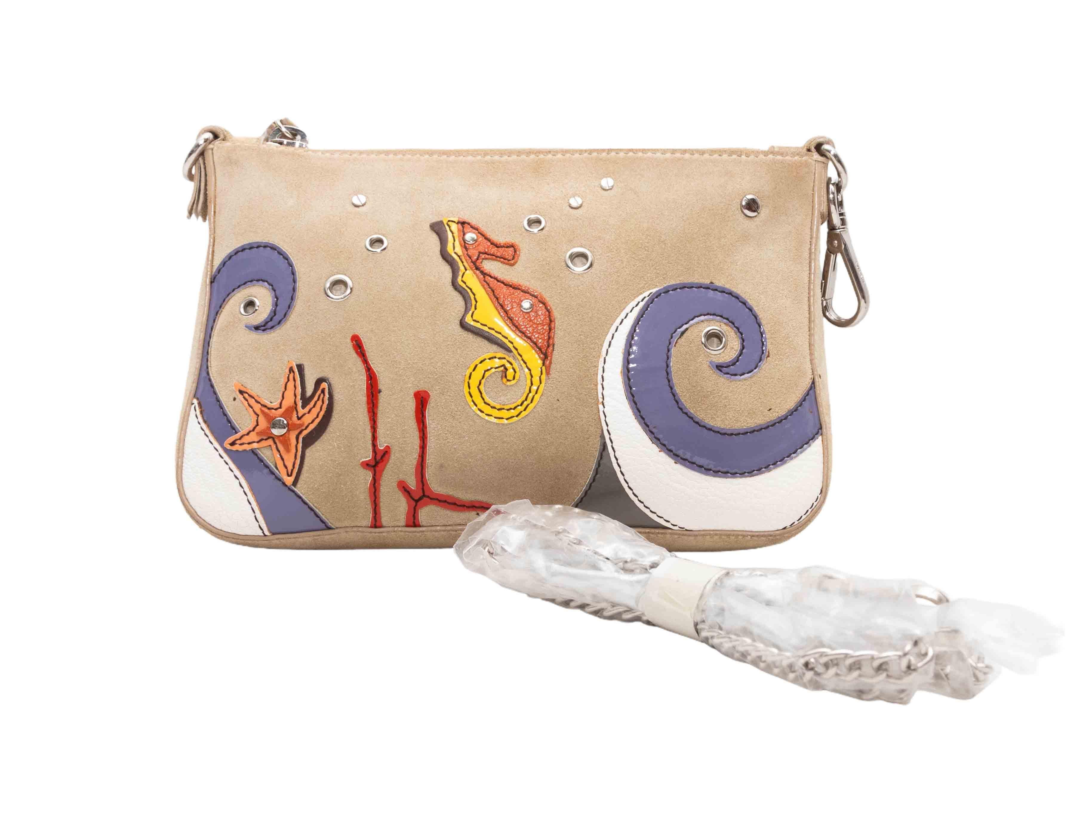 Beige & Multicolor Prada Meer-Motiv Convertible Clutch. Diese Clutch hat einen Körper aus Wildleder, eine Lederapplikation mit Meeresmotiven auf der Vorderseite, silberfarbene Beschläge, einen optionalen Kettenriemen und einen Reißverschluss oben.