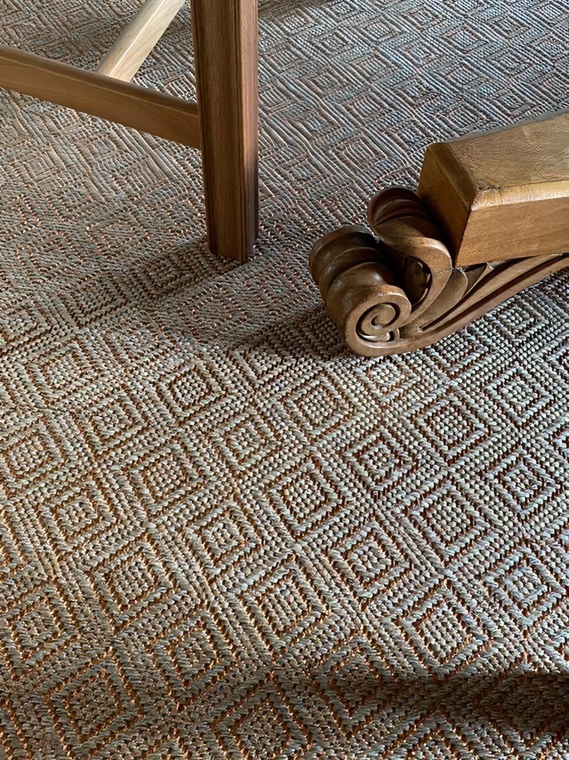 The San Gil rug from the Rhombus collection has many rhombuses shapes in varied dimensions and a toned down agave color. This creation is made of 50% colombian agave fiber and 50% copper threads, and has 500 threads / m².

Tapistelar rugs, dyed