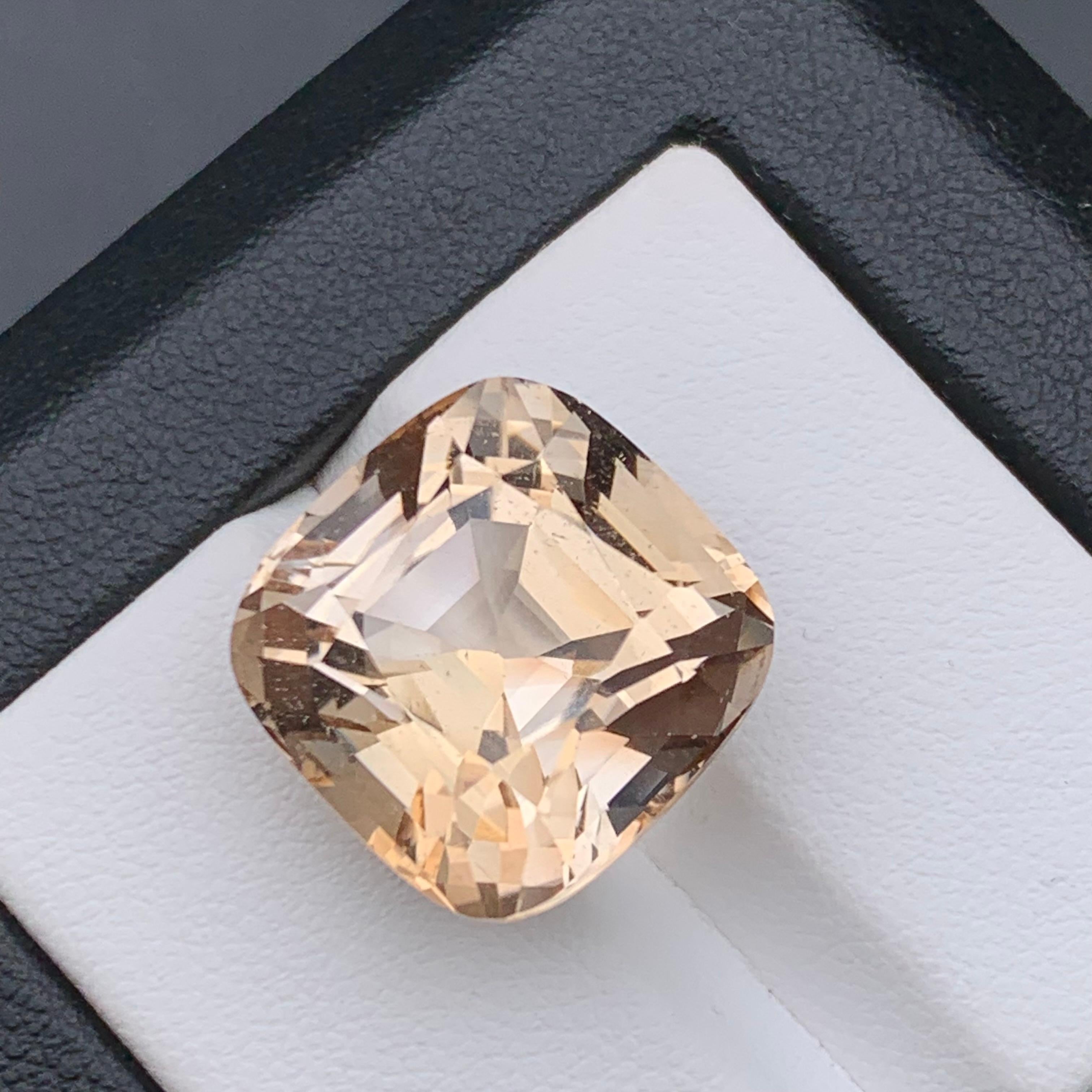 Collier pendentif en topaze naturelle beige, pierre non sertie 23.70 carats, taille coussin Neuf - En vente à Peshawar, PK