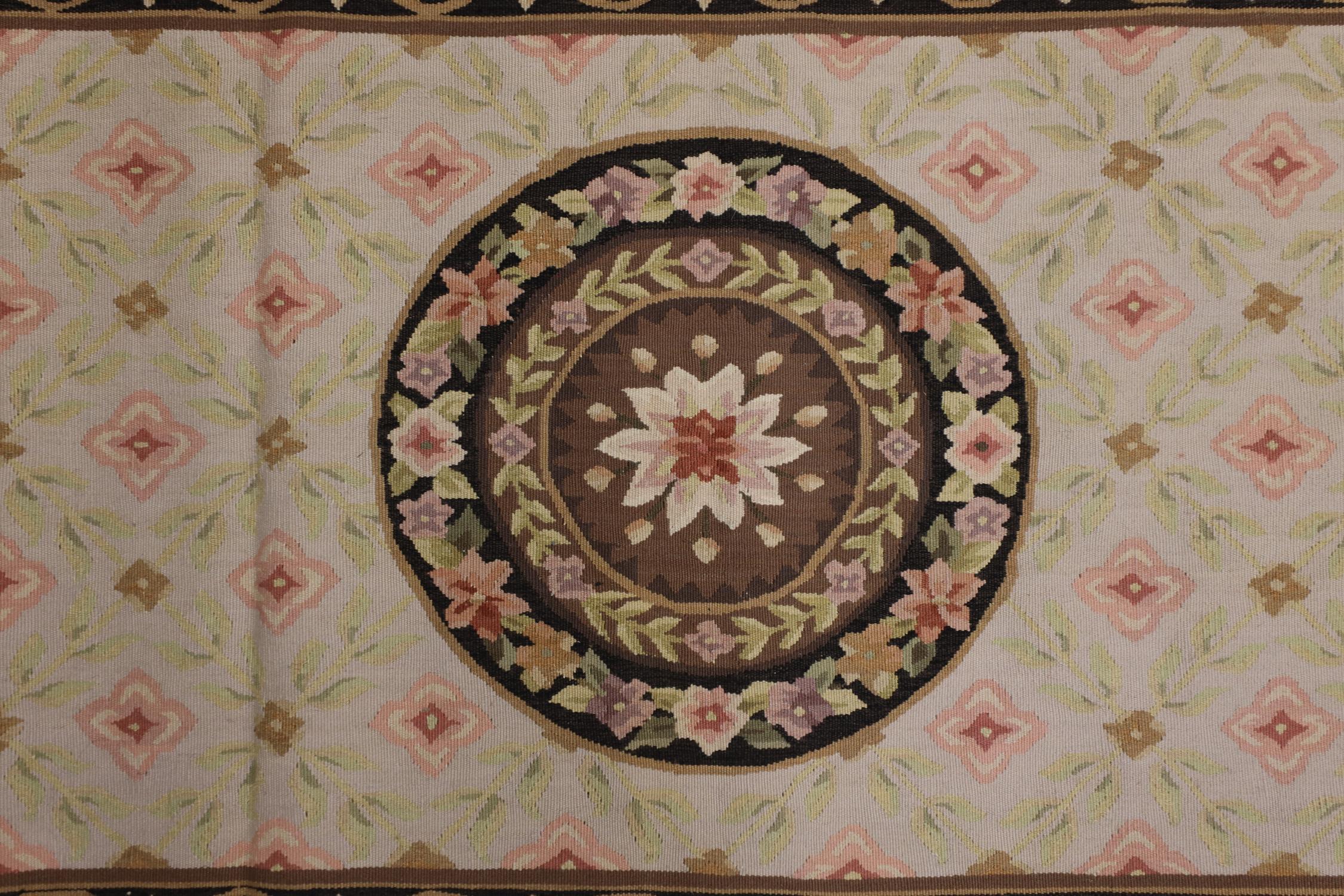 Aubusson Tapis de couloir beige à l'aiguille tissé à la main Tapis traditionnel à motifs floraux en vente