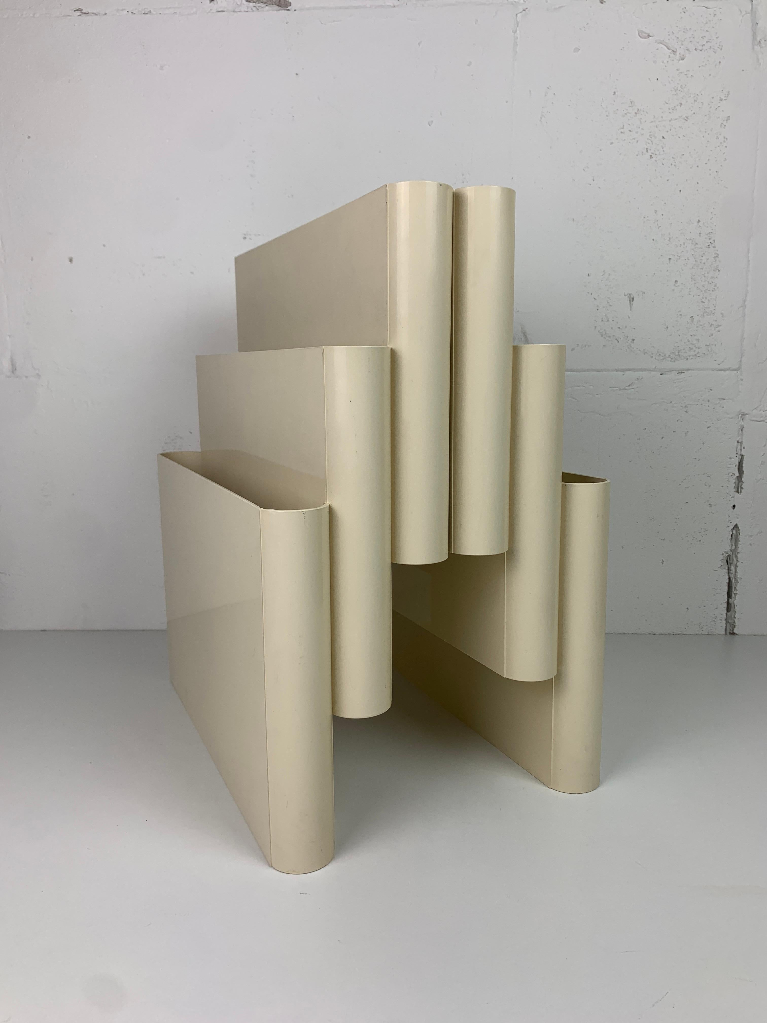 Beige off white Magazine Rack by Giotto Stoppino for Kartell, Italy, 1970s For Sale 4