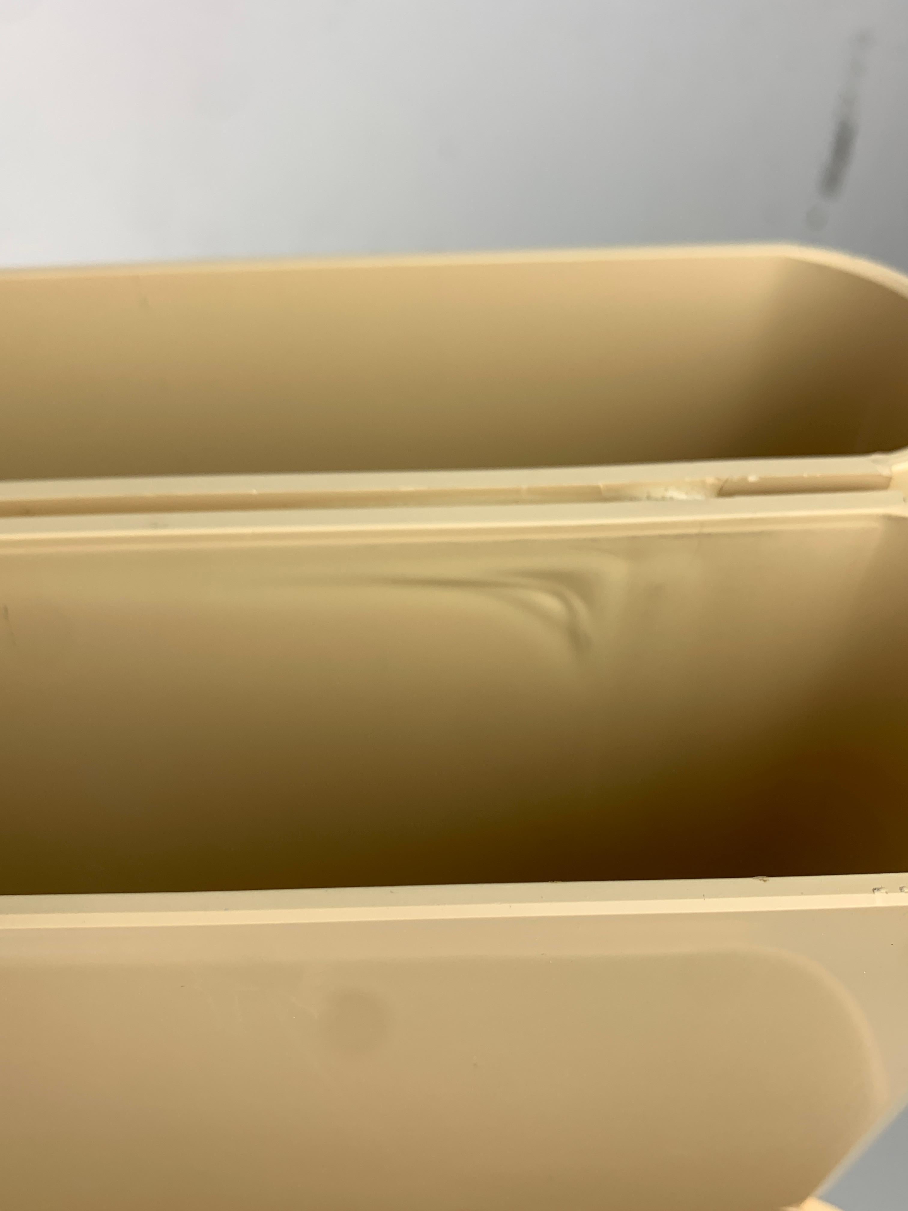 Beige off white Magazine Rack by Giotto Stoppino for Kartell, Italy, 1970s For Sale 4