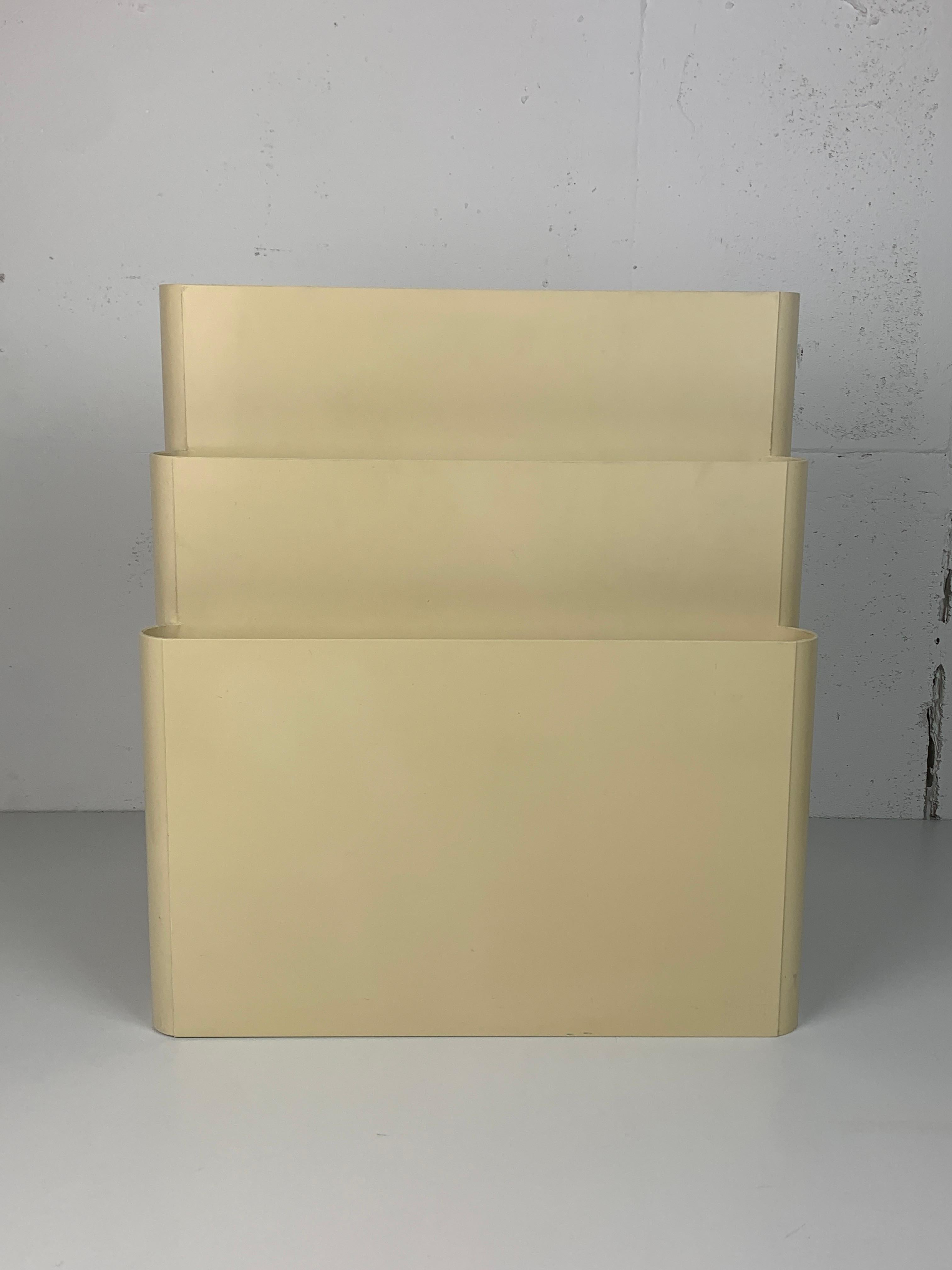 German Beige off white Magazine Rack by Giotto Stoppino for Kartell, Italy, 1970s For Sale