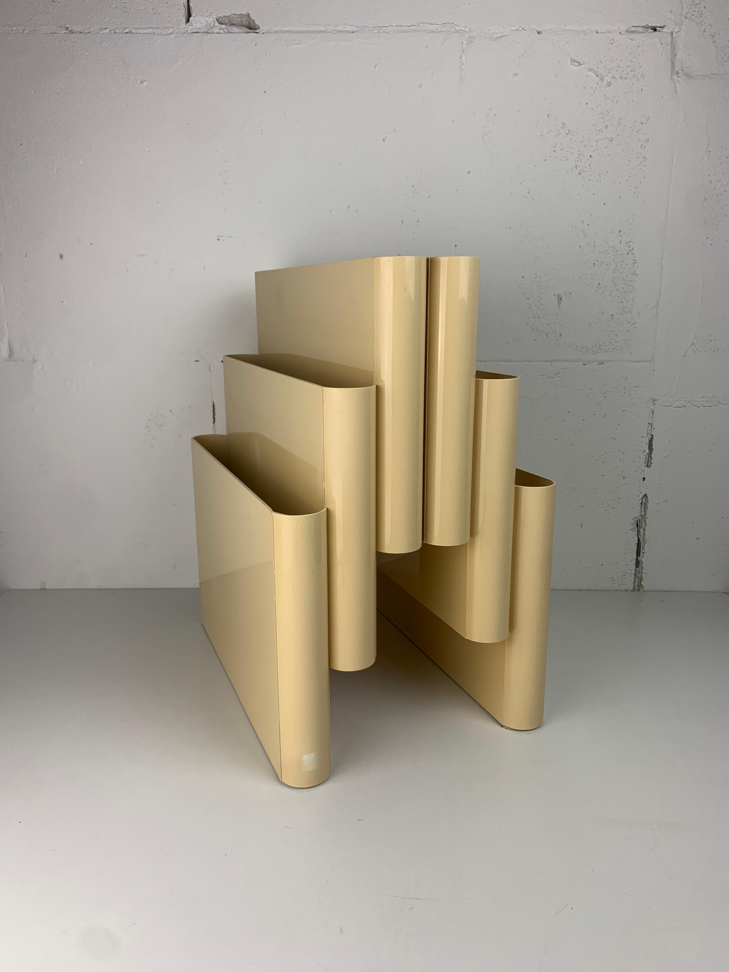 German Beige off white Magazine Rack by Giotto Stoppino for Kartell, Italy, 1970s For Sale