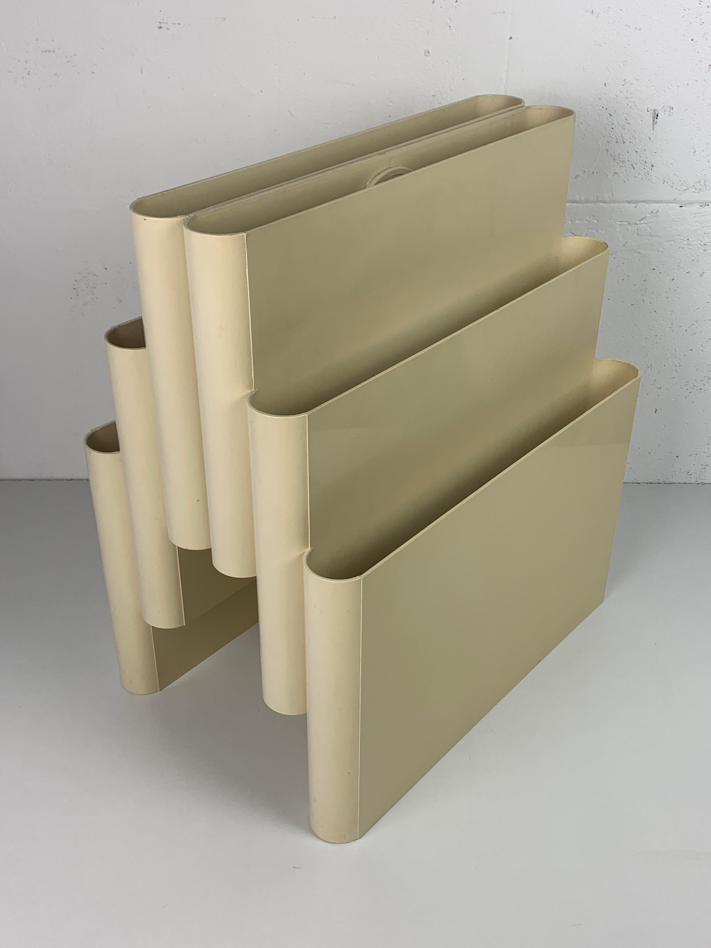 Beige off white Magazine Rack by Giotto Stoppino for Kartell, Italy, 1970s In Good Condition For Sale In Zaandam, NL