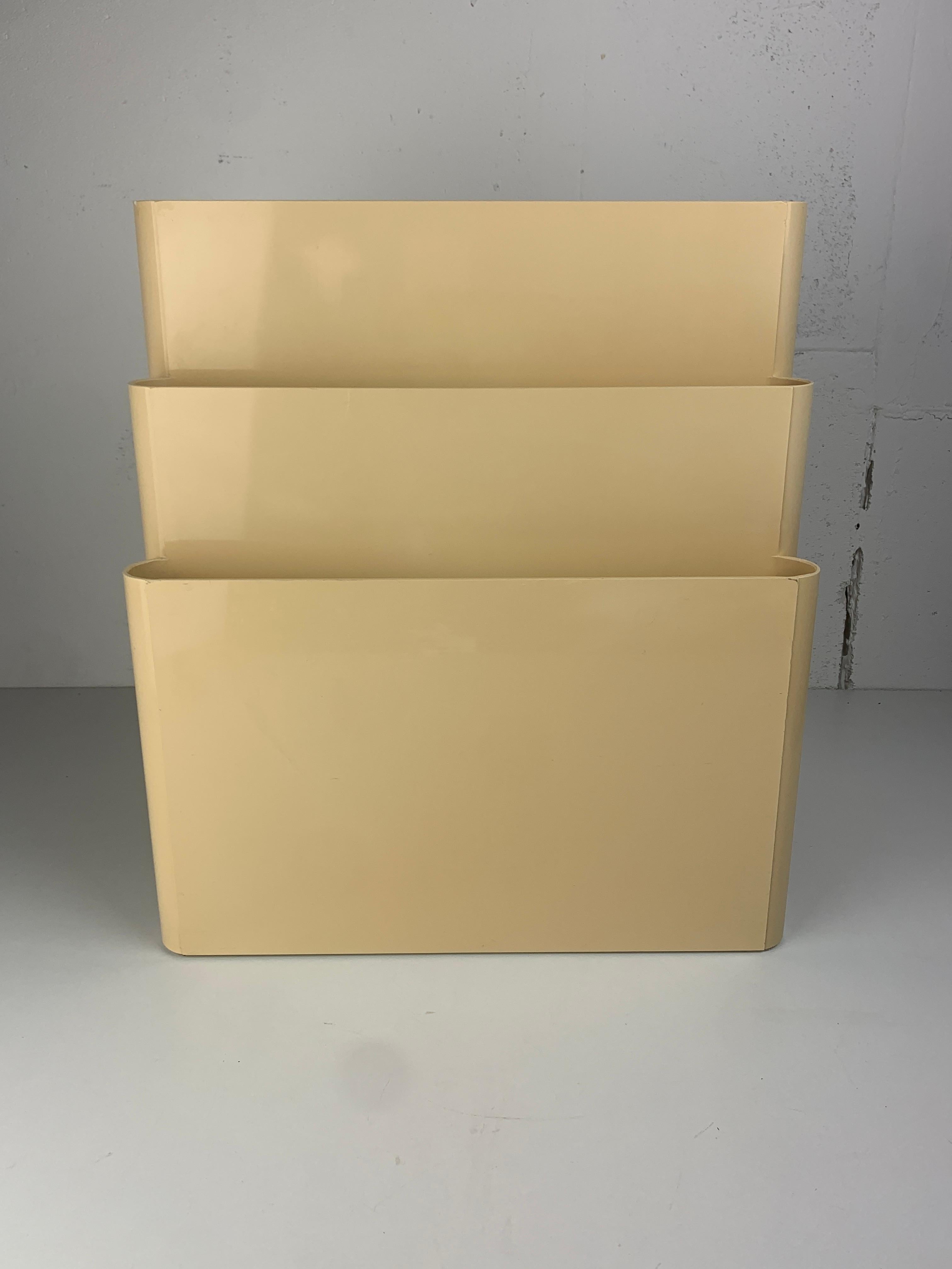 Late 20th Century Beige off white Magazine Rack by Giotto Stoppino for Kartell, Italy, 1970s For Sale