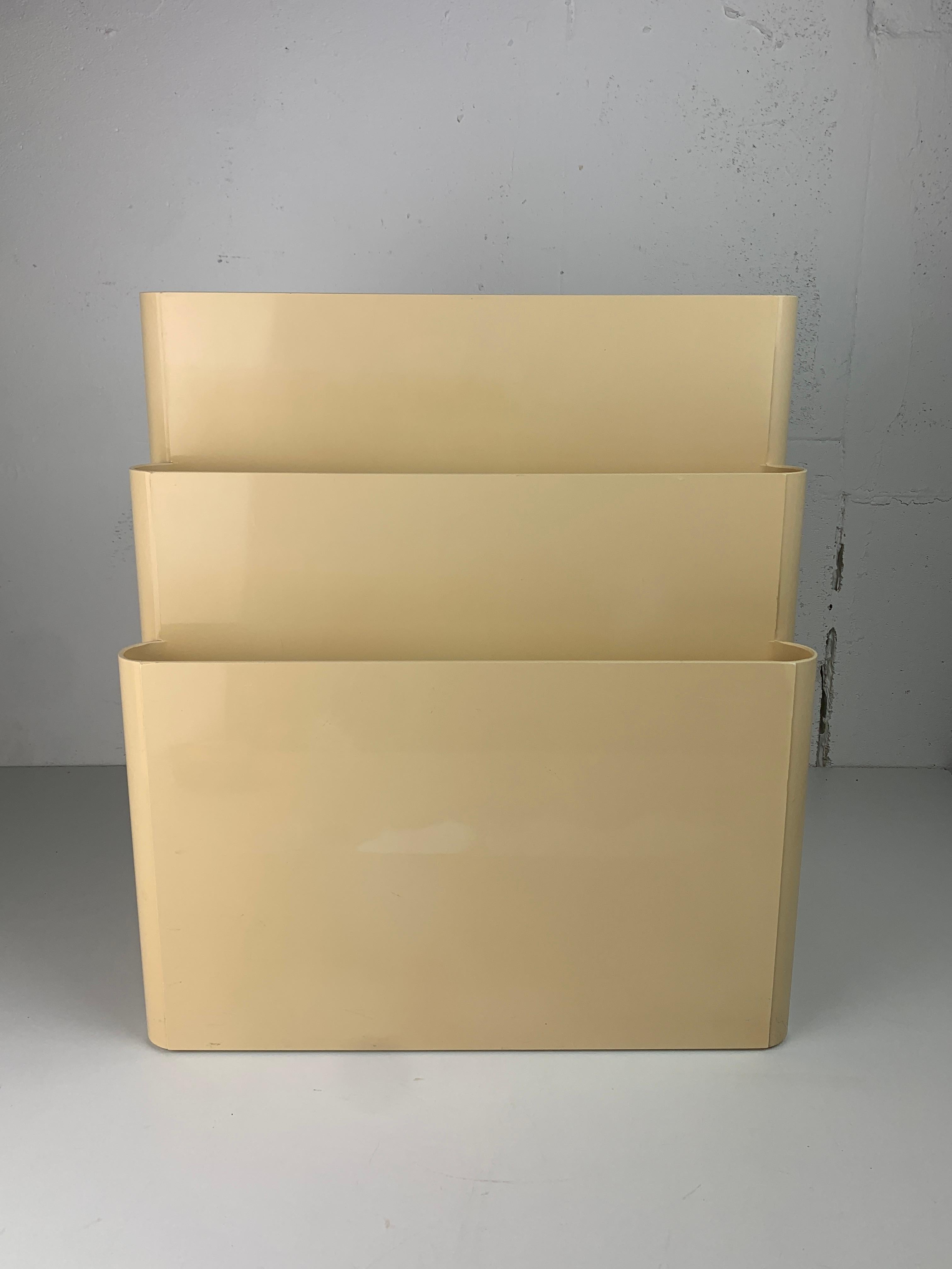 Plastic Beige off white Magazine Rack by Giotto Stoppino for Kartell, Italy, 1970s For Sale