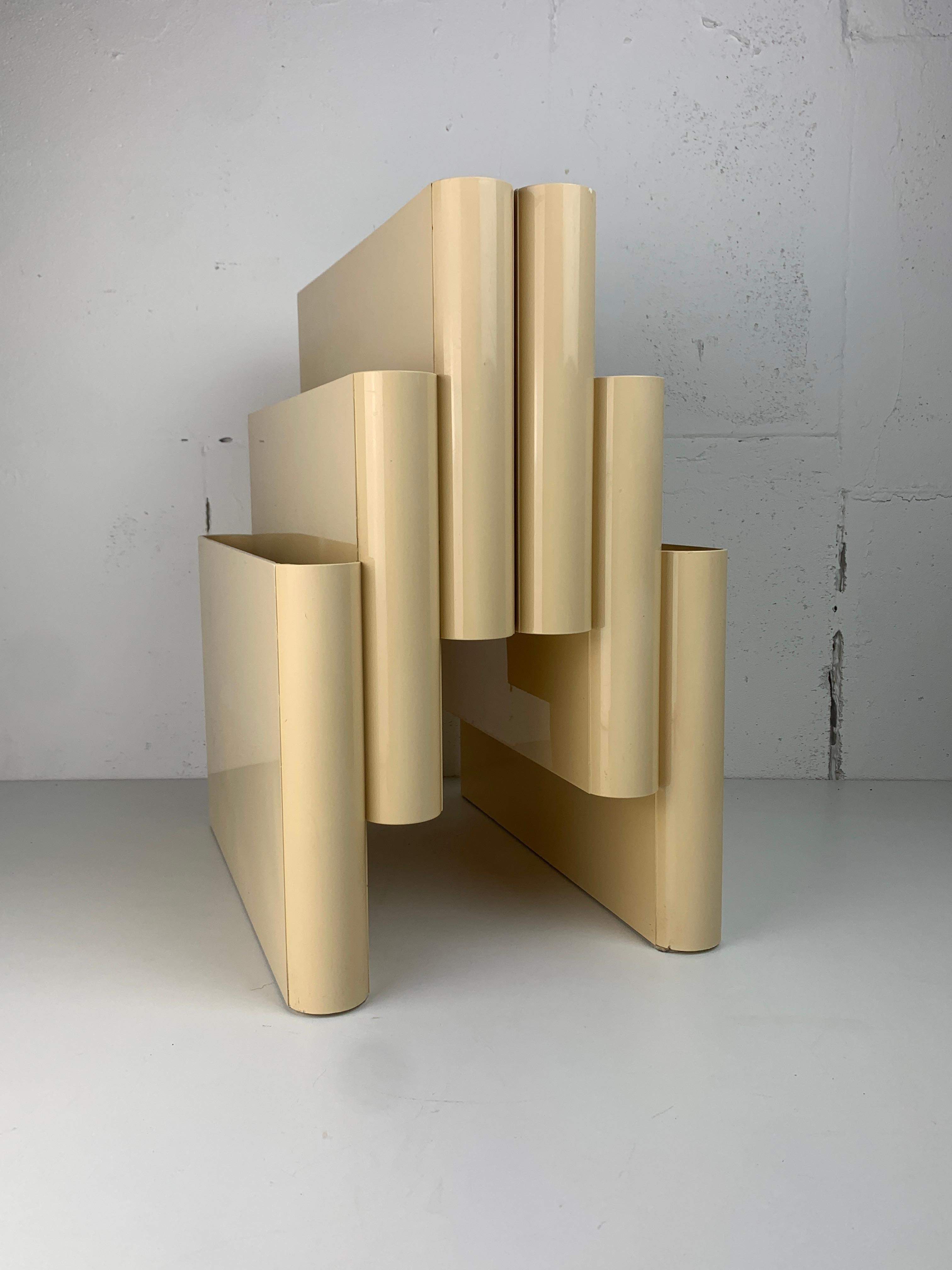 Beige off white Magazine Rack by Giotto Stoppino for Kartell, Italy, 1970s For Sale 2
