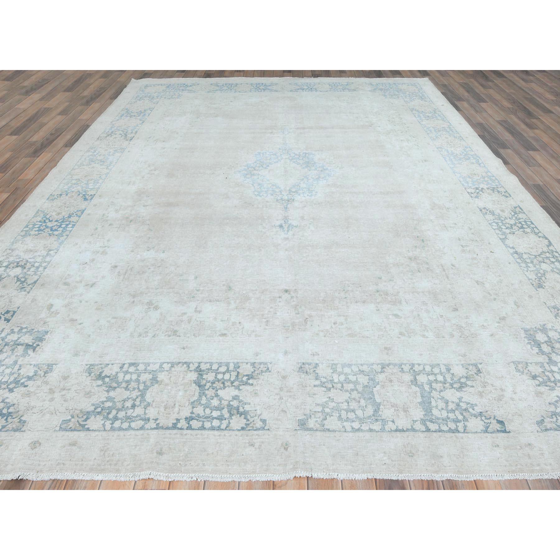 Medievale Tappeto beige Old Persian Kerman annodato a mano in lana sottile e usurata, con segni di usura in vendita